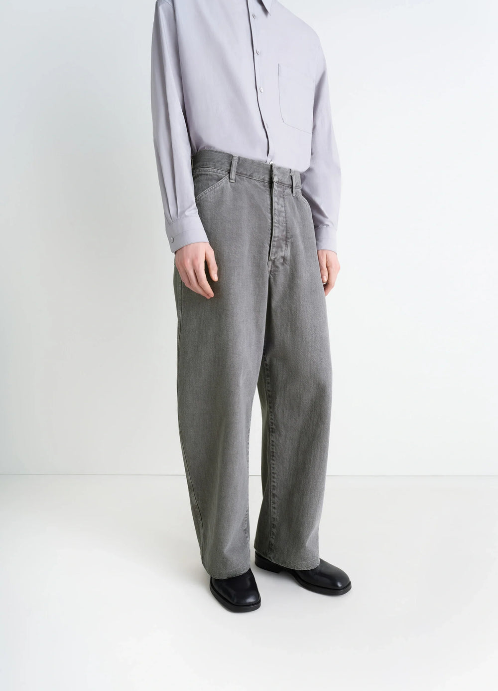 Lemaire Maxi Workwear Pants in Heather Garment Dyed Snow Heavy Den, model shot, side view loose fit hem