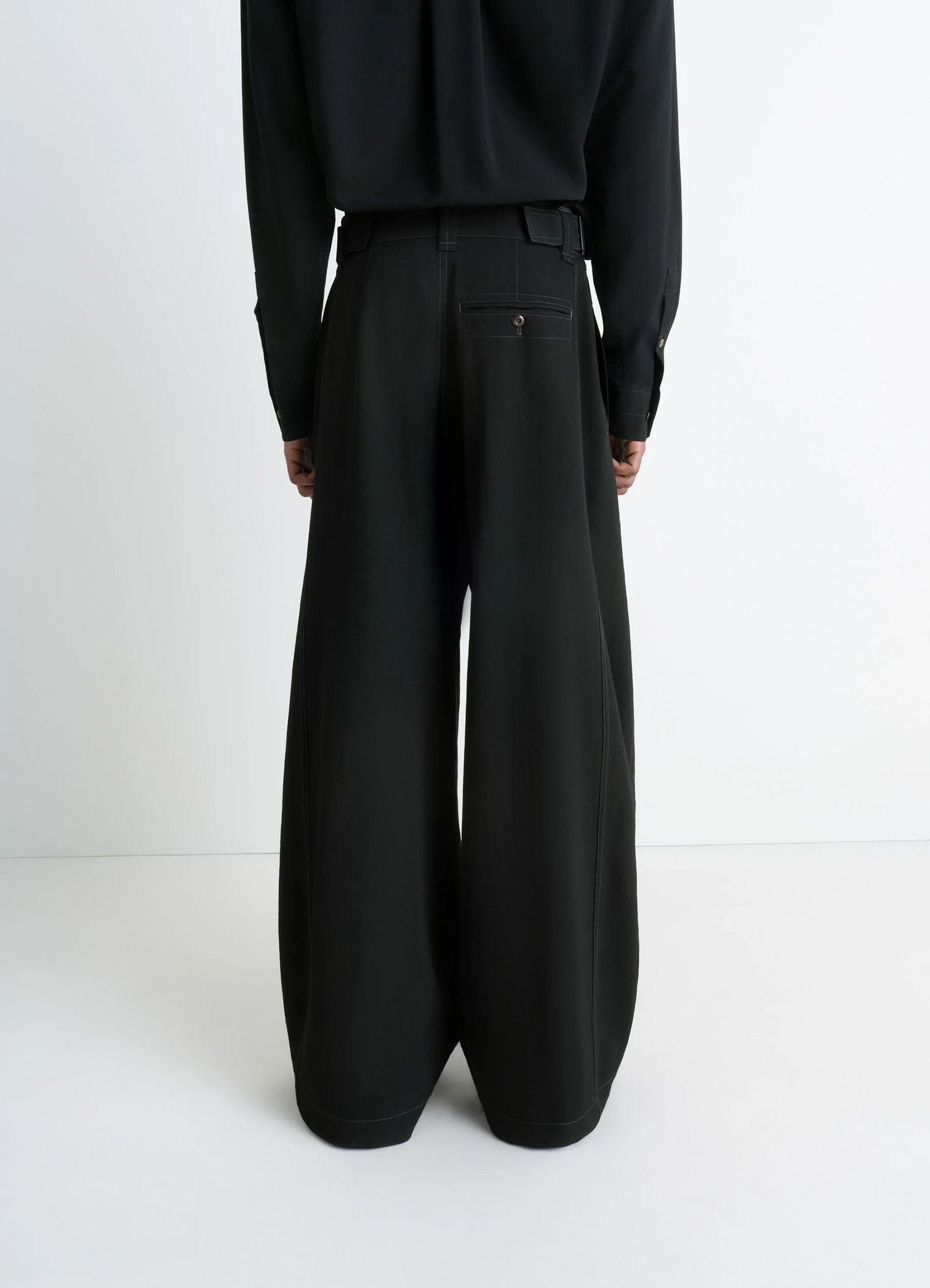 Maxi utility pants in soft wool twill, model shot, back view rear pocket detail