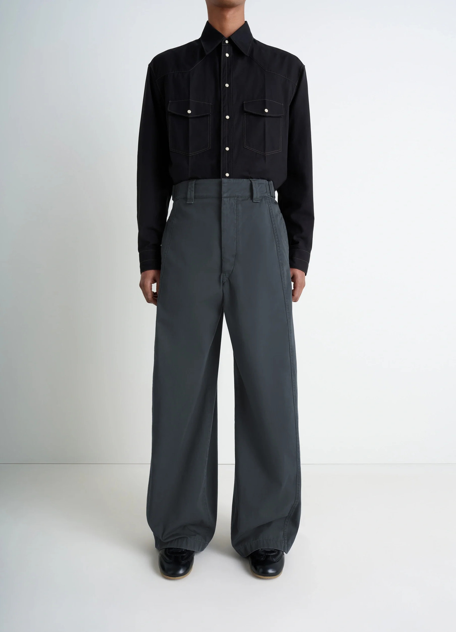 Maxi utility pants in garment dyed compact cotton twill, model shot, full body porte high waist