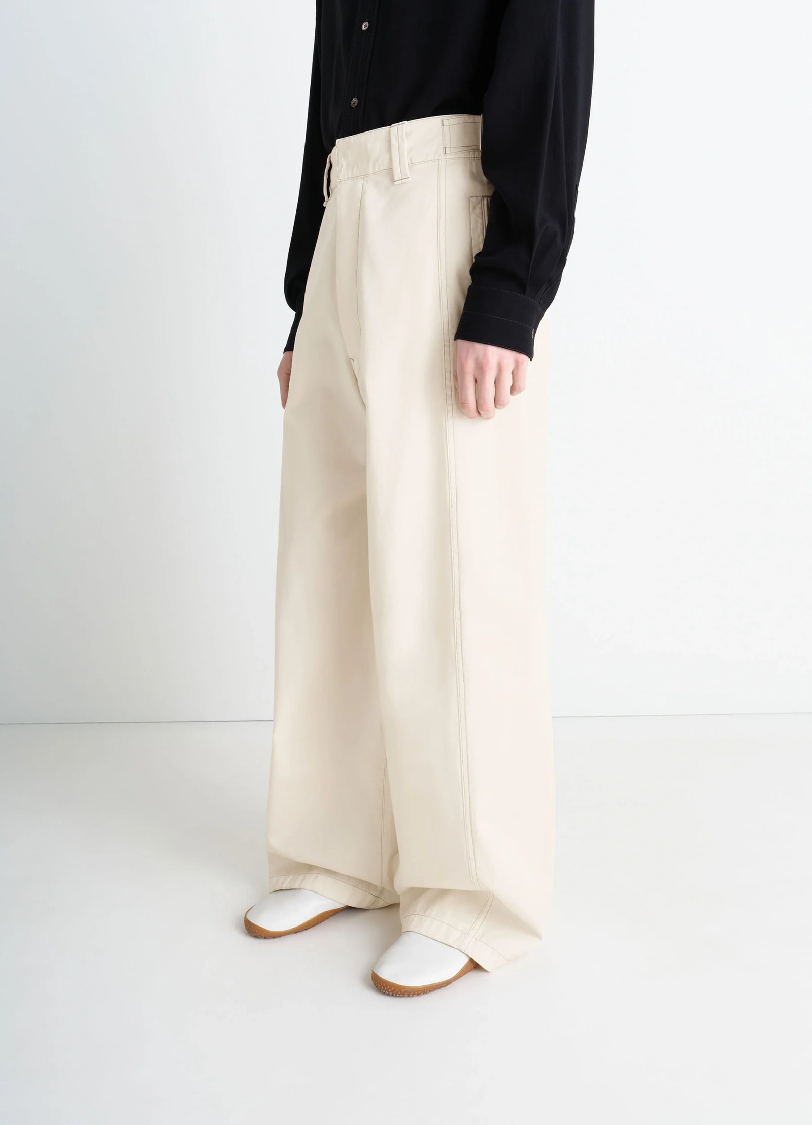 Maxi utility pants in garment dyed compact cotton twill, model shot, side view loose fit