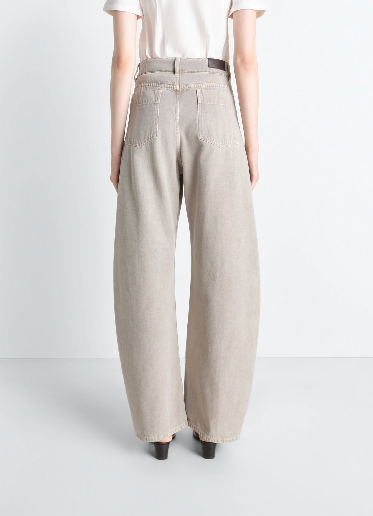 High Waisted Curved Pants in Broken Twill with Snow, model shot, Front view Rounded cut, twisted seams