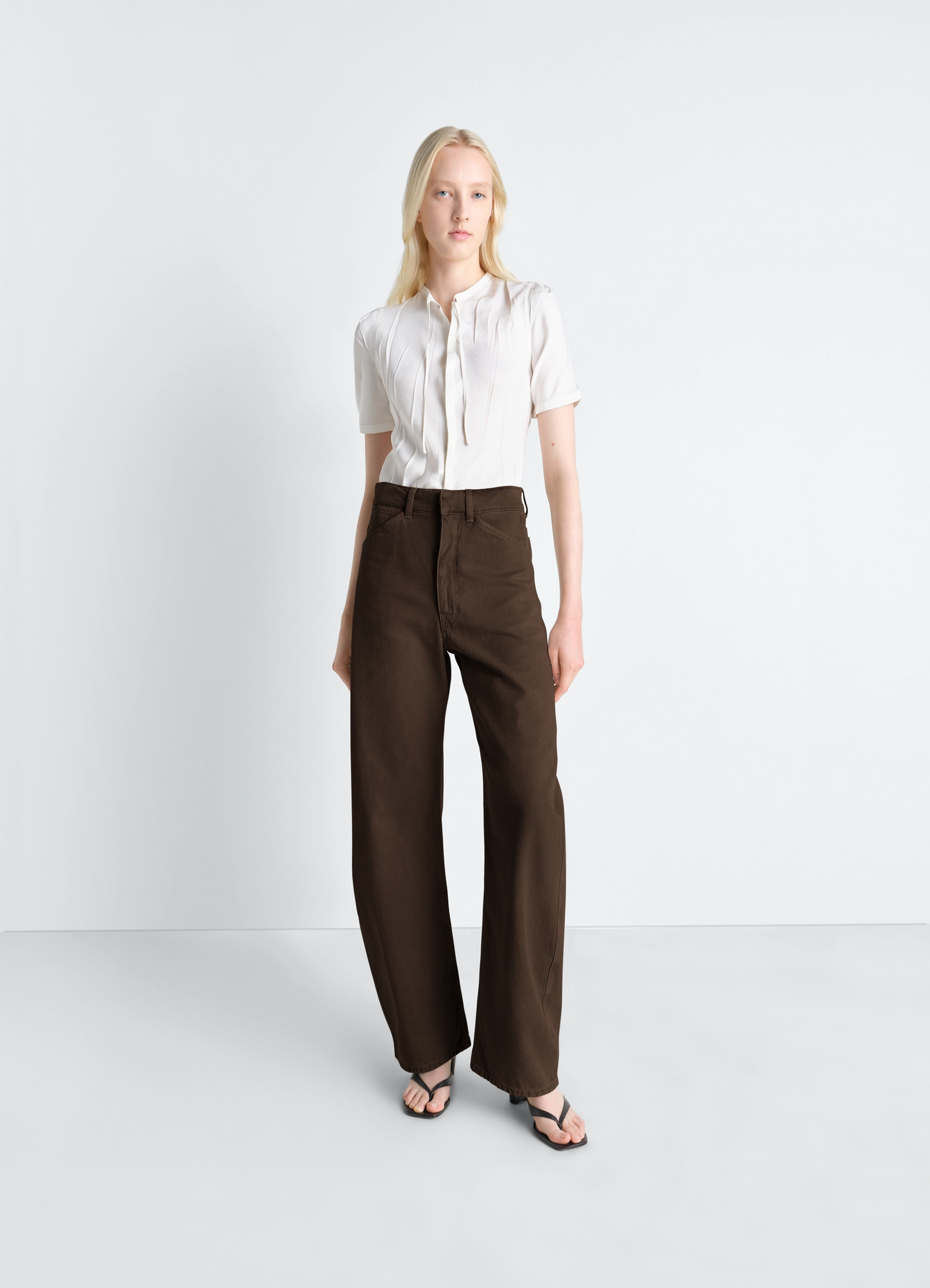 High waisted curved pants in dyed heavy broken twill, model shot, three-quarter view high waist, relaxed fit