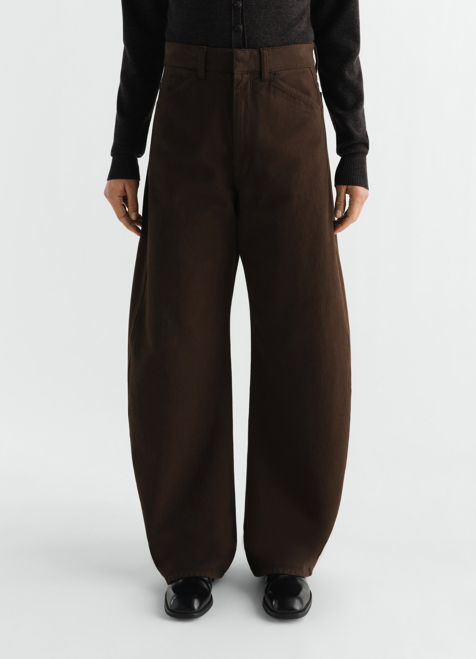 High waisted curved pants in dyed heavy broken twill