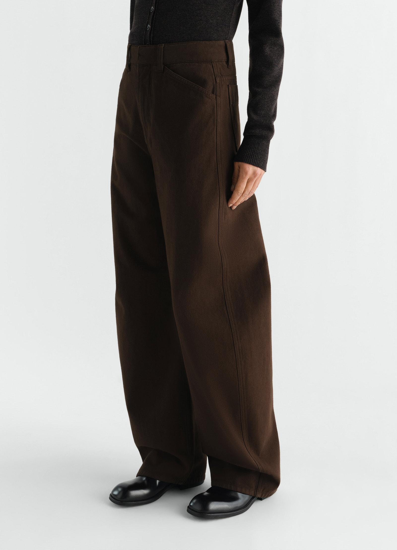 High waisted curved pants in dyed heavy broken twill