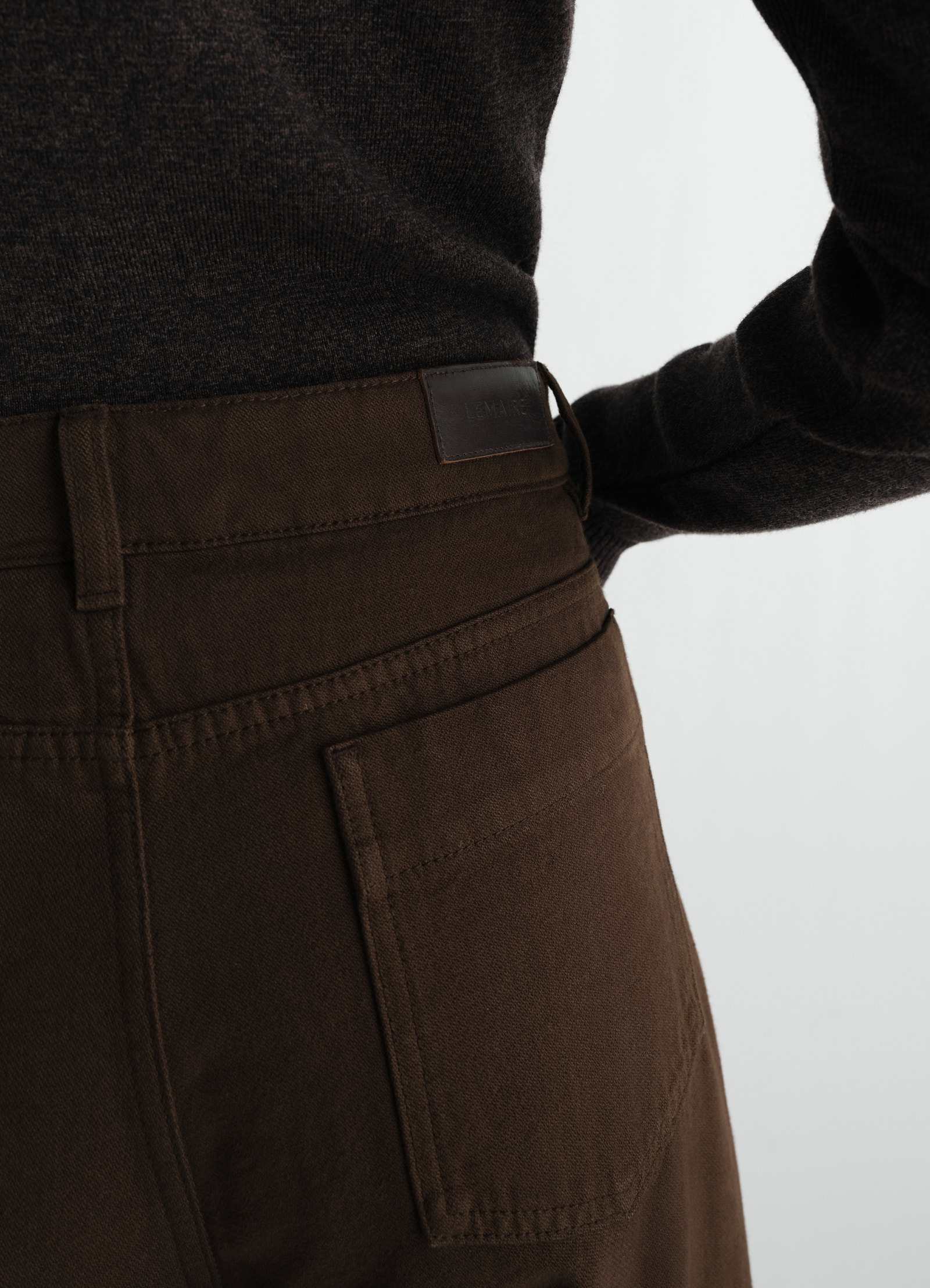 High waisted curved pants in dyed heavy broken twill