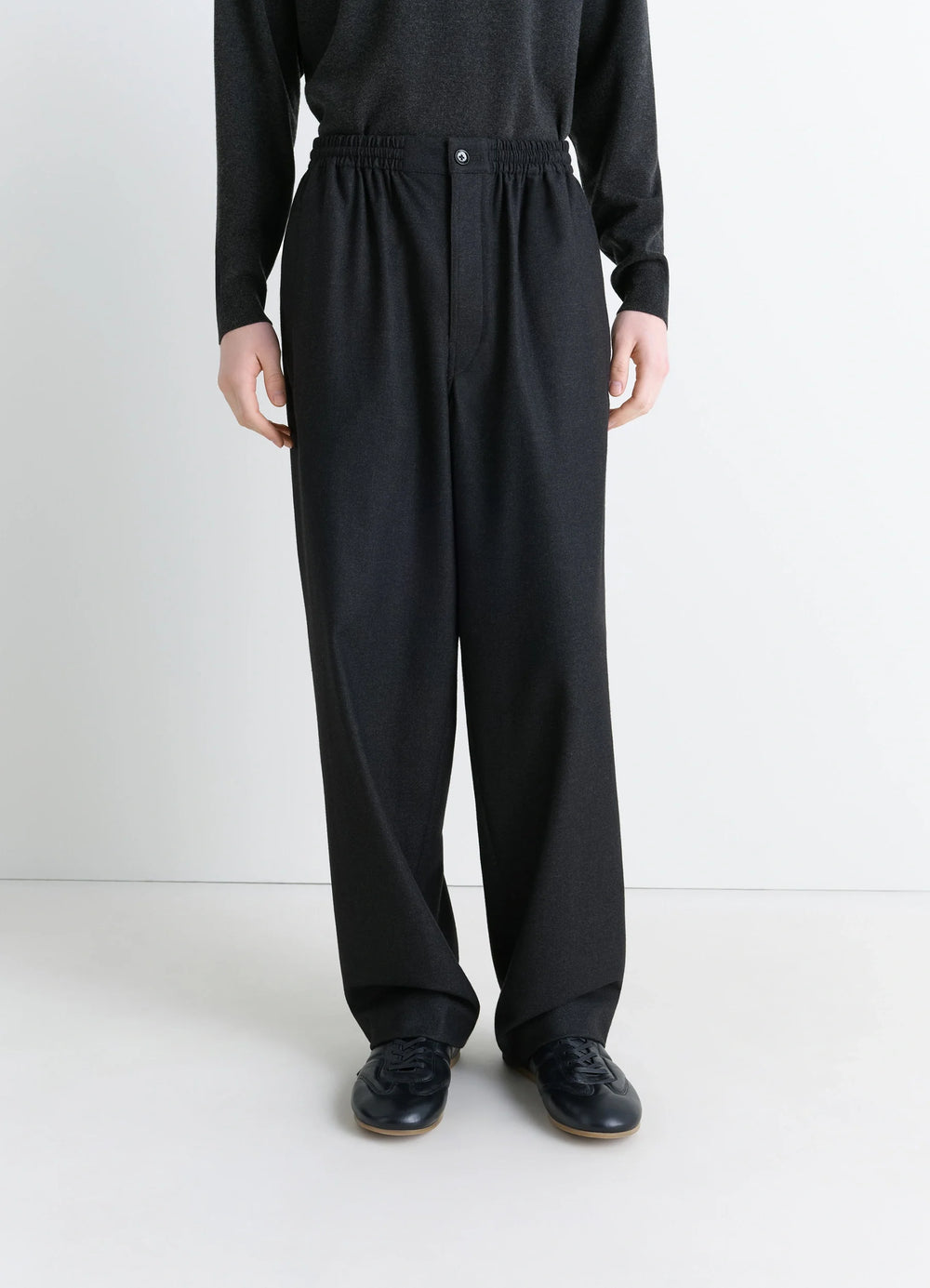 Lemaire Soft Pyjama Pants in Cashmere-blend, model shot, porte cropped view elastic waistband