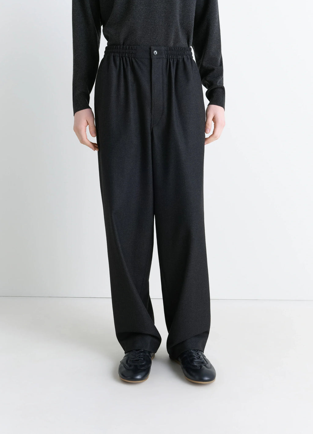 Lemaire Soft Pyjama Pants in Cashmere-blend, model shot, porte cropped view elastic waistband