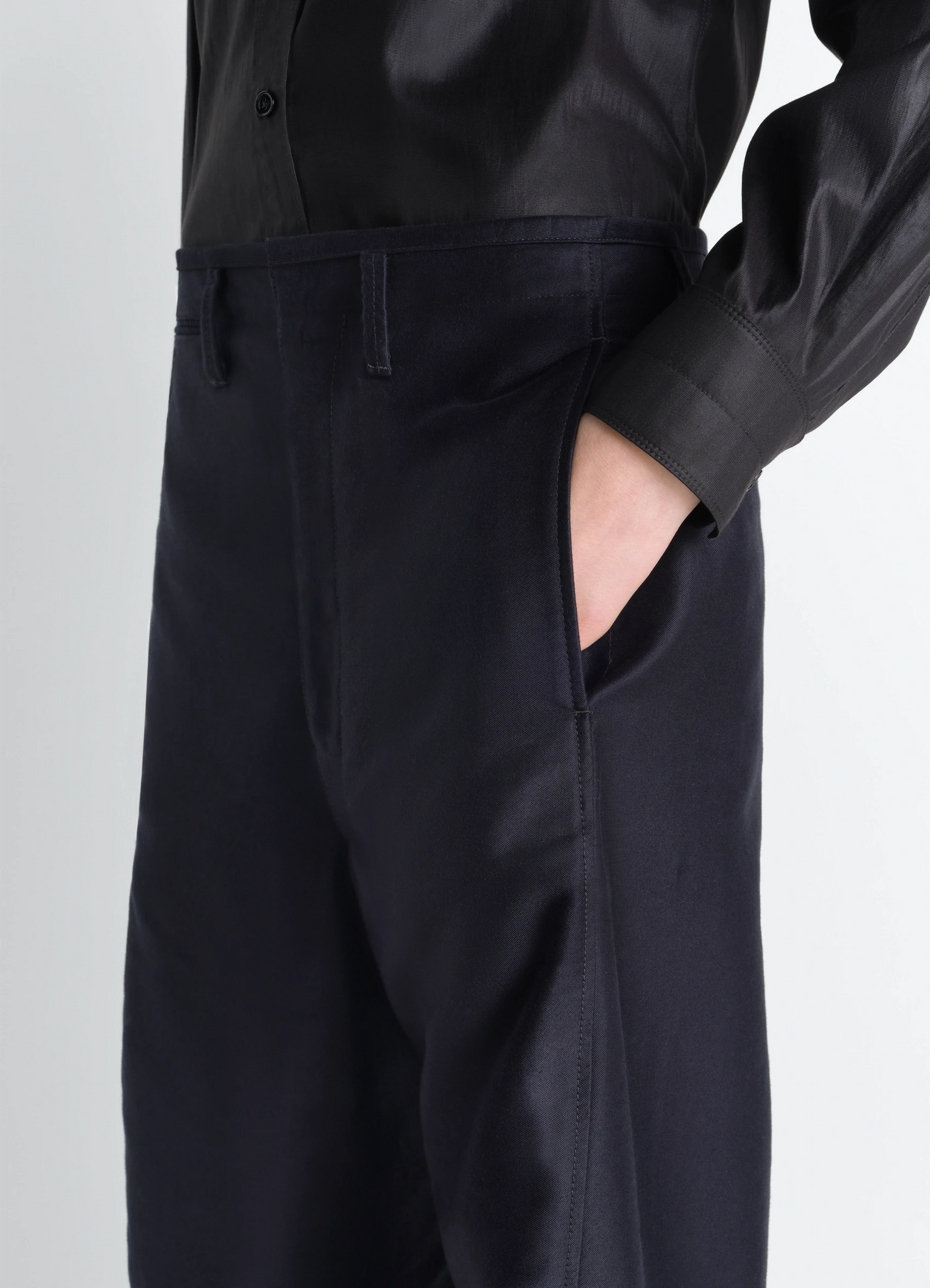 Twisted chino pants in cotton satin, model shot, close-up detail high waist pocket view
