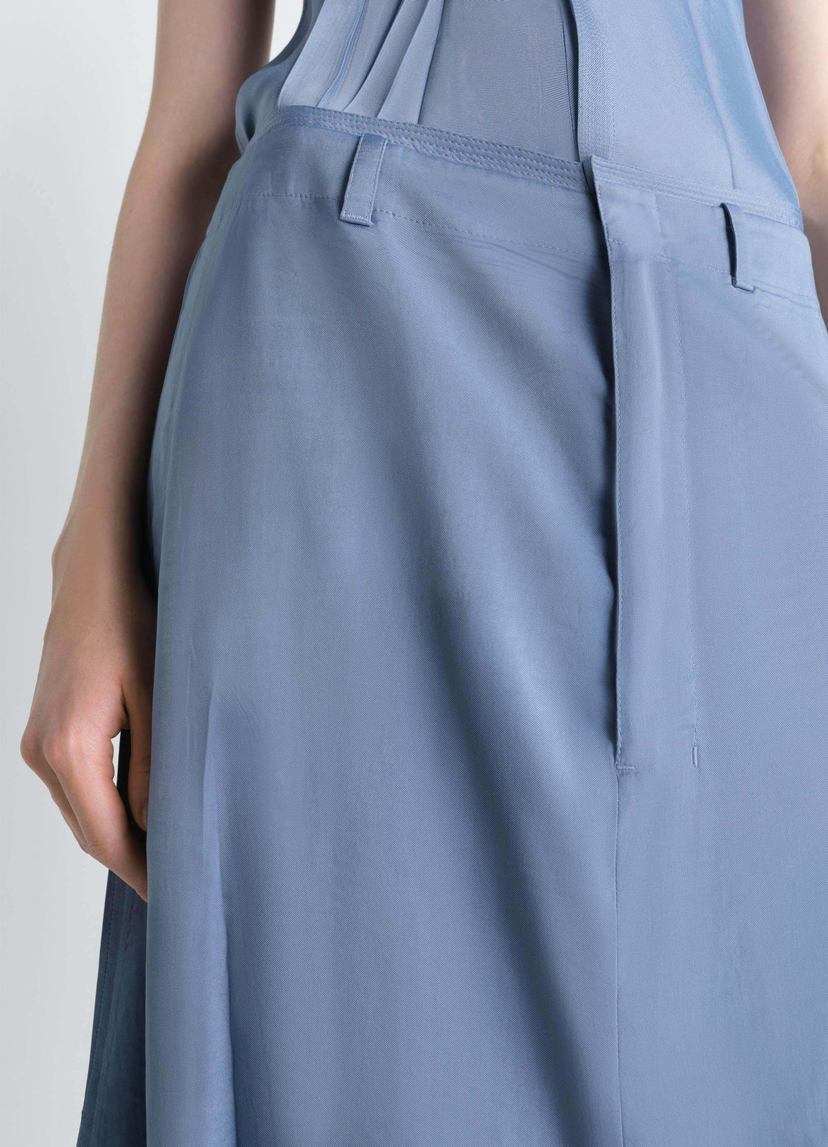 CREASED DROPPED CROTCH BERMUDAS IN POLY VISCOSE TWILL