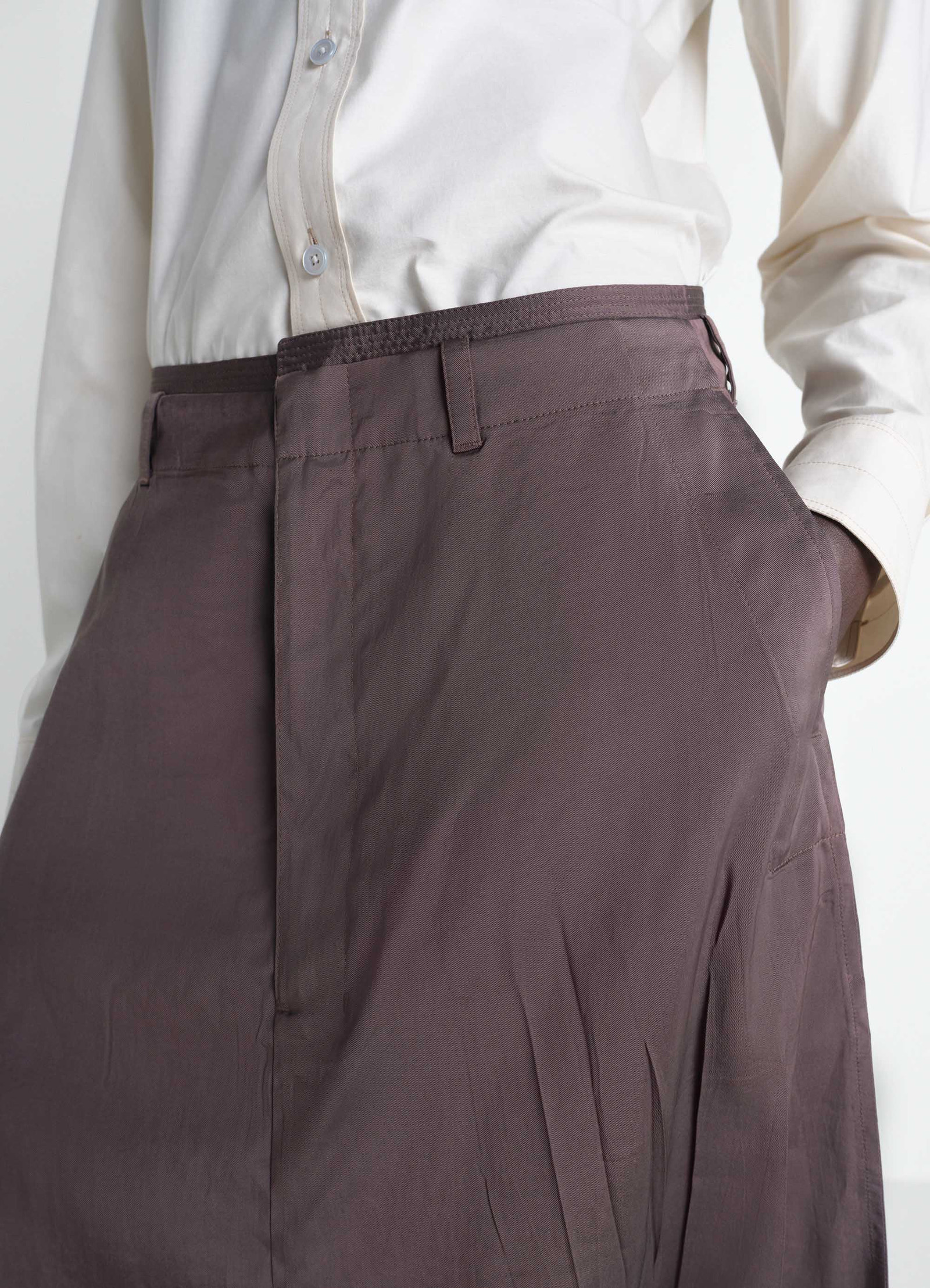 Creased dropped crotch bermudas in poly viscose twill, model shot, waist close-up creased tailored waistband