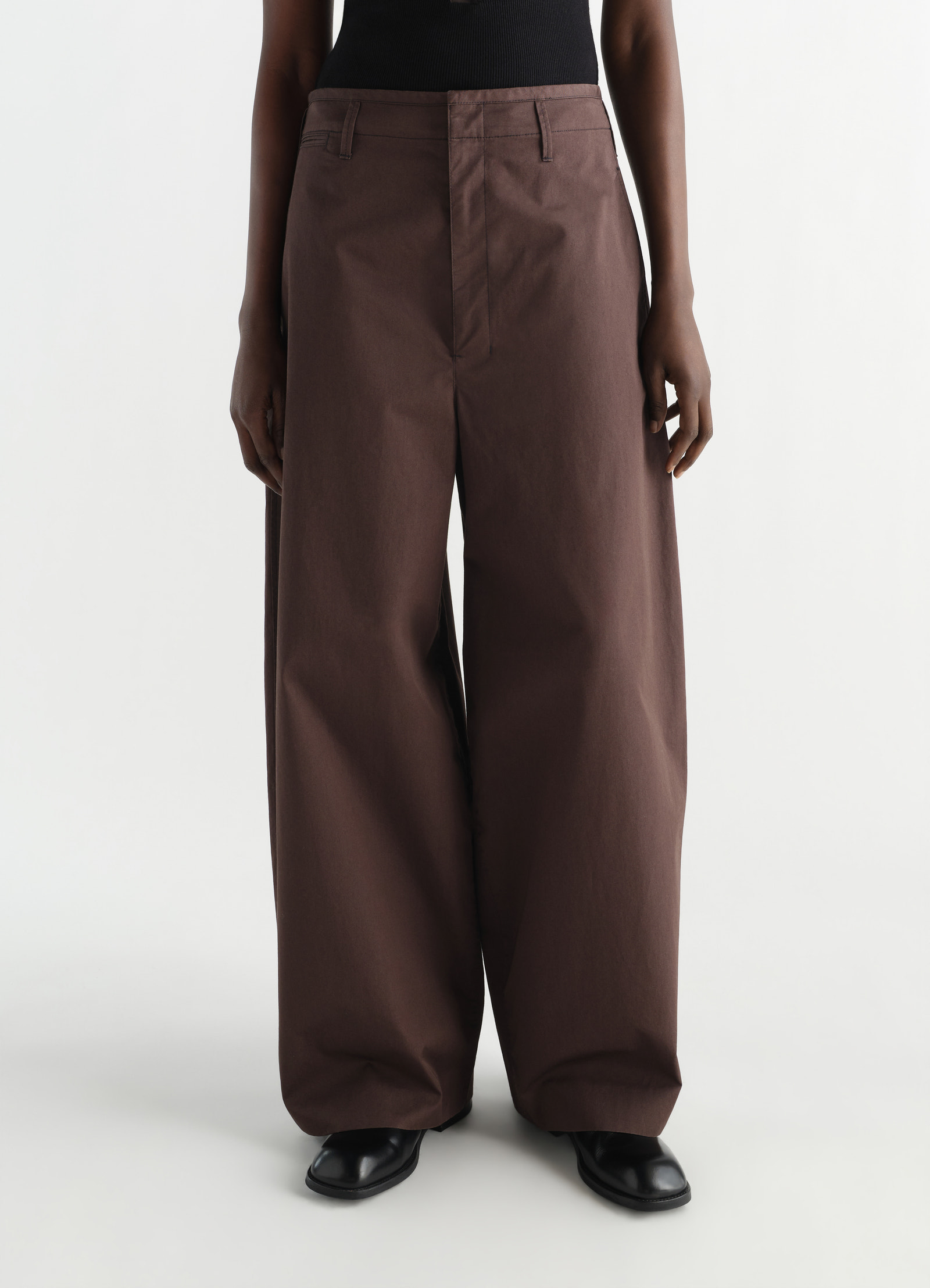 Lemaire large chino in brown cotton twill, model shot, porte front close-up oversized wide leg view 2