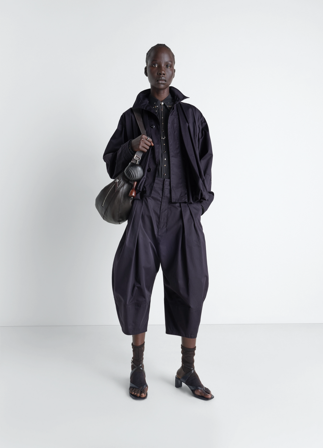 Volume Bermudas in Cotton Satin, model shot, Front view Balloon-cut shorts