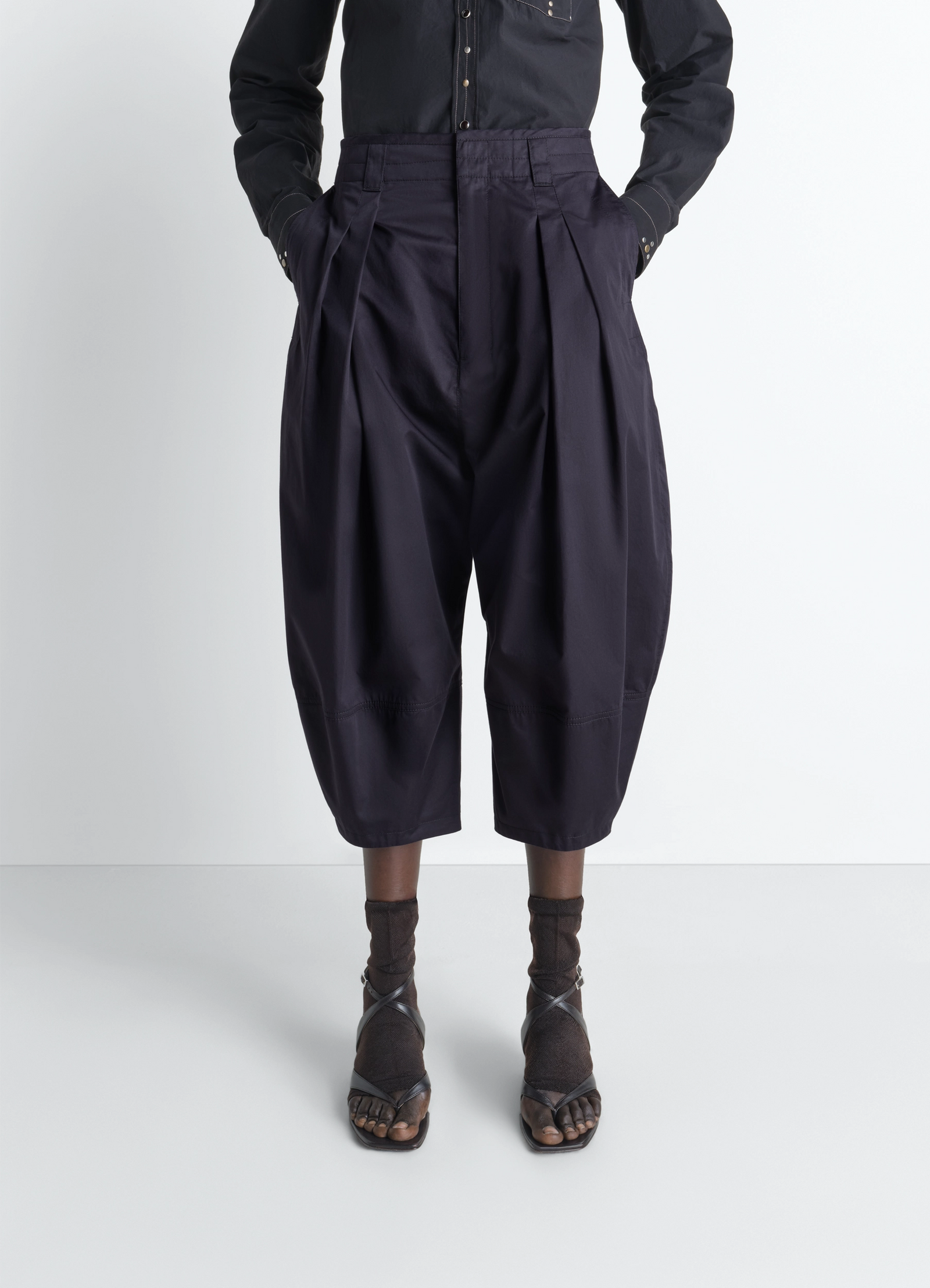 Volume bermudas in cotton satin, model shot, lower body front pleated wide leg