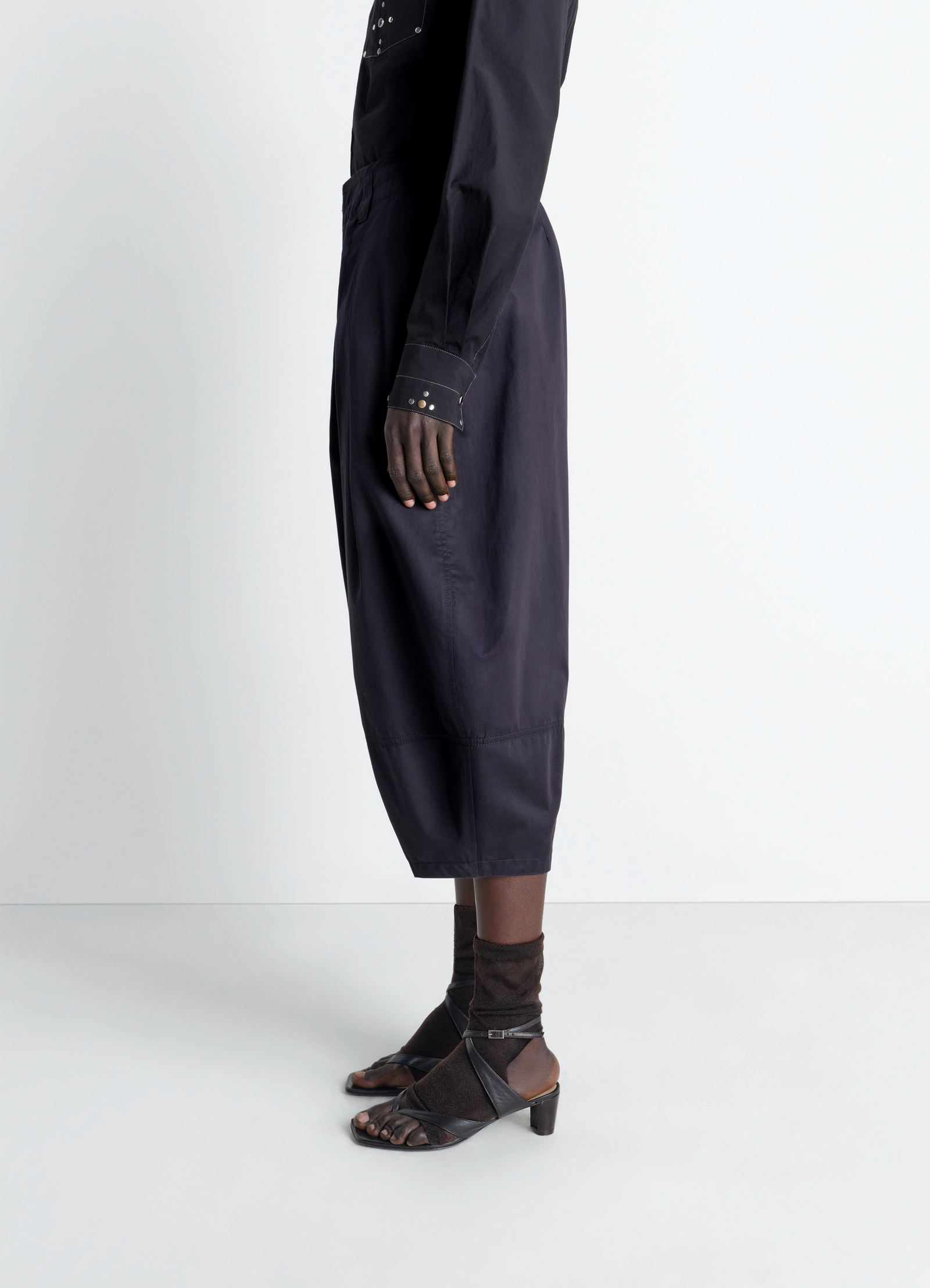 Volume bermudas in cotton satin, model shot, side view balloon cut profile