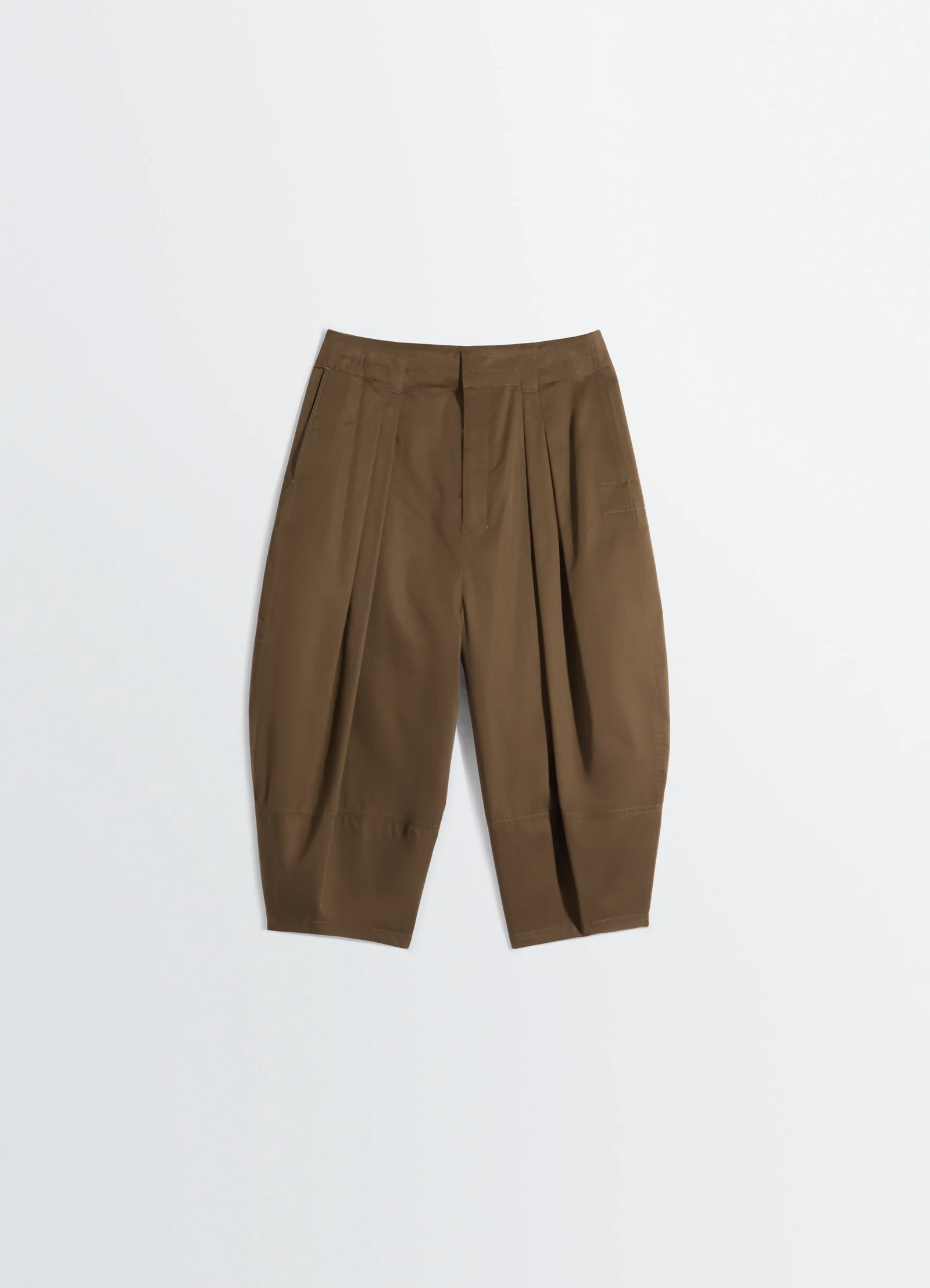 Volume bermudas in cotton satin, product shot, back view pleated back leg