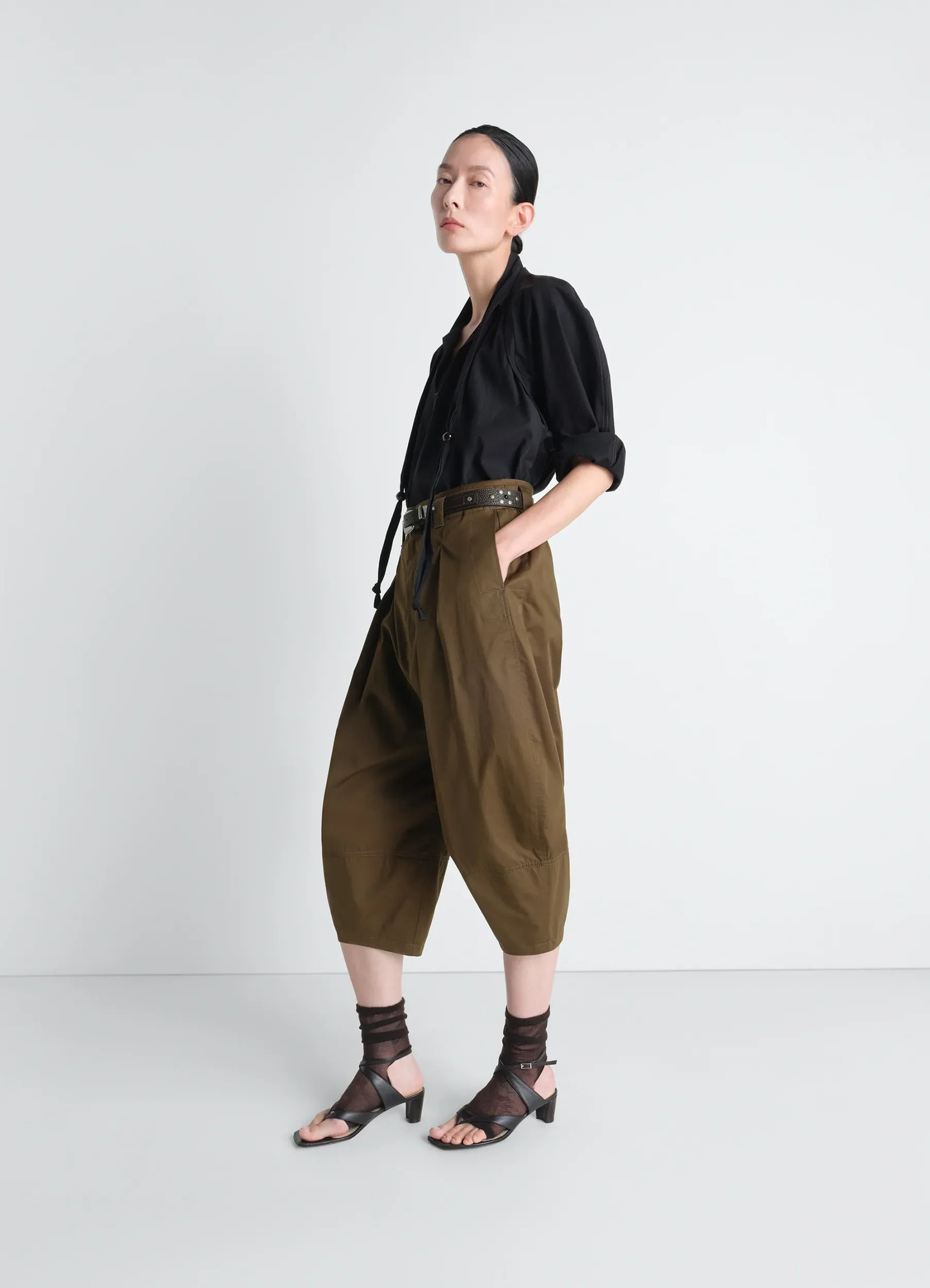 Volume bermudas in cotton satin, model shot, side view cropped length