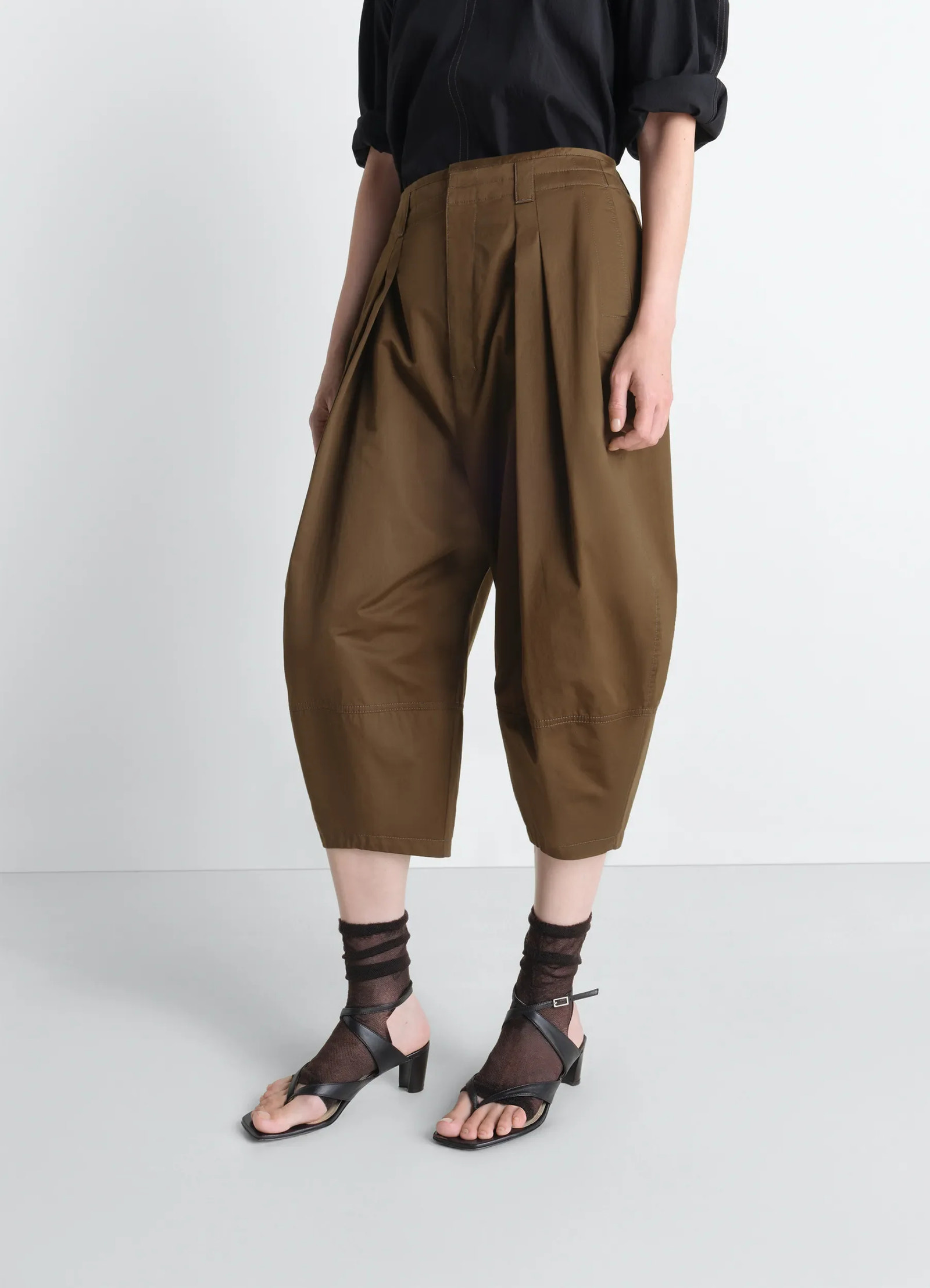Volume bermudas in cotton satin, model shot, three-quarter view pleated balloon leg