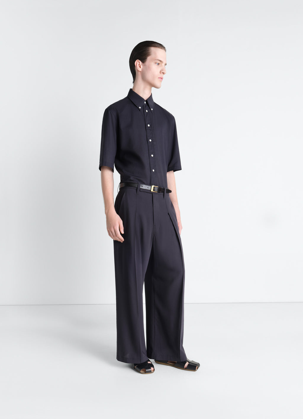 Single pleat pants in wool crepe
