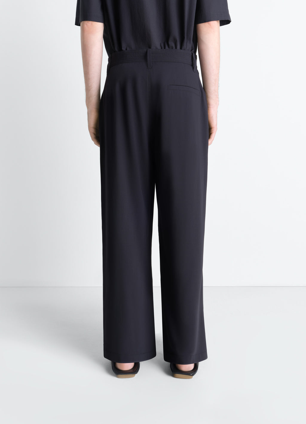 Single pleat pants in wool crepe
