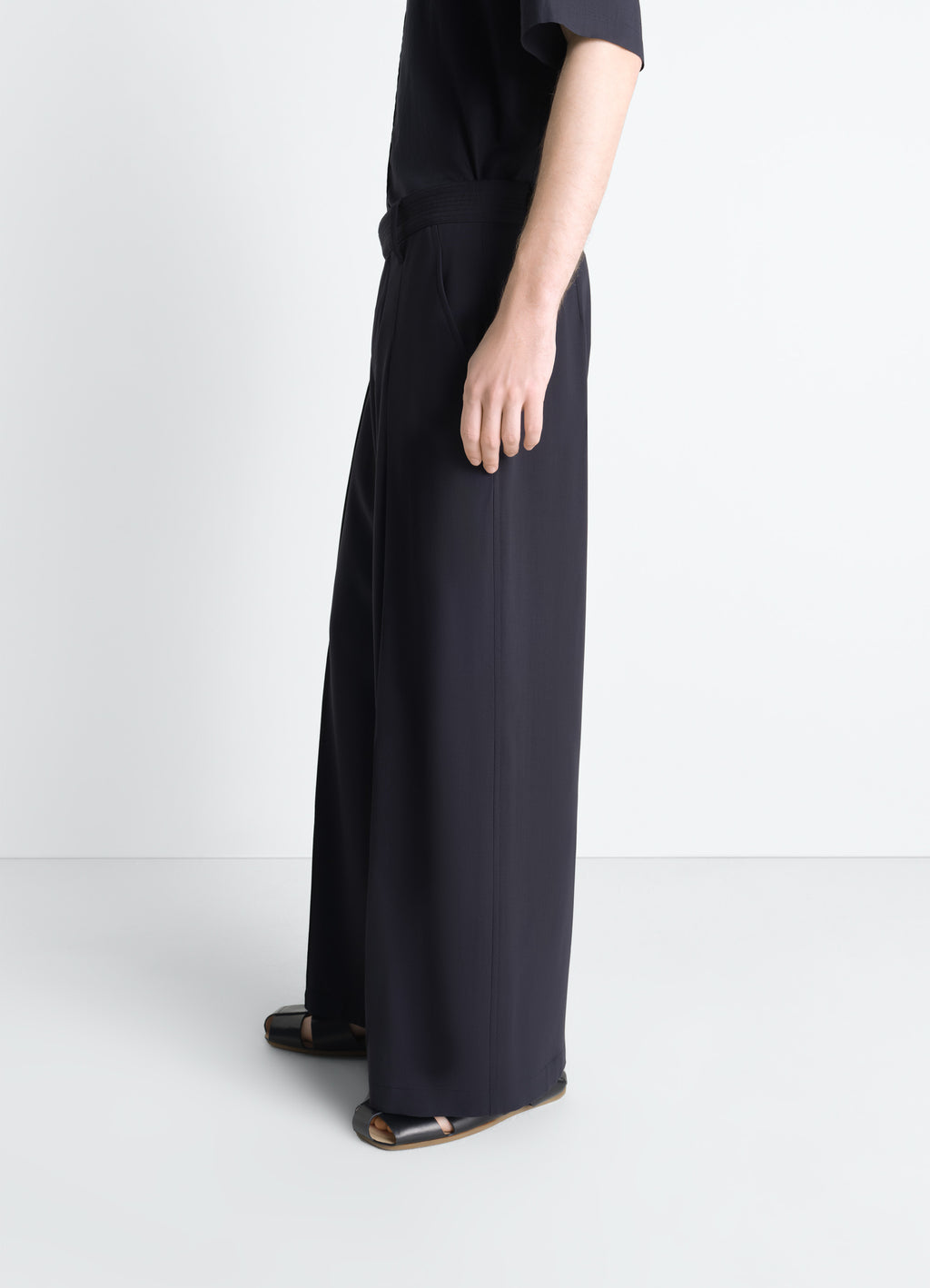 Single pleat pants in wool crepe