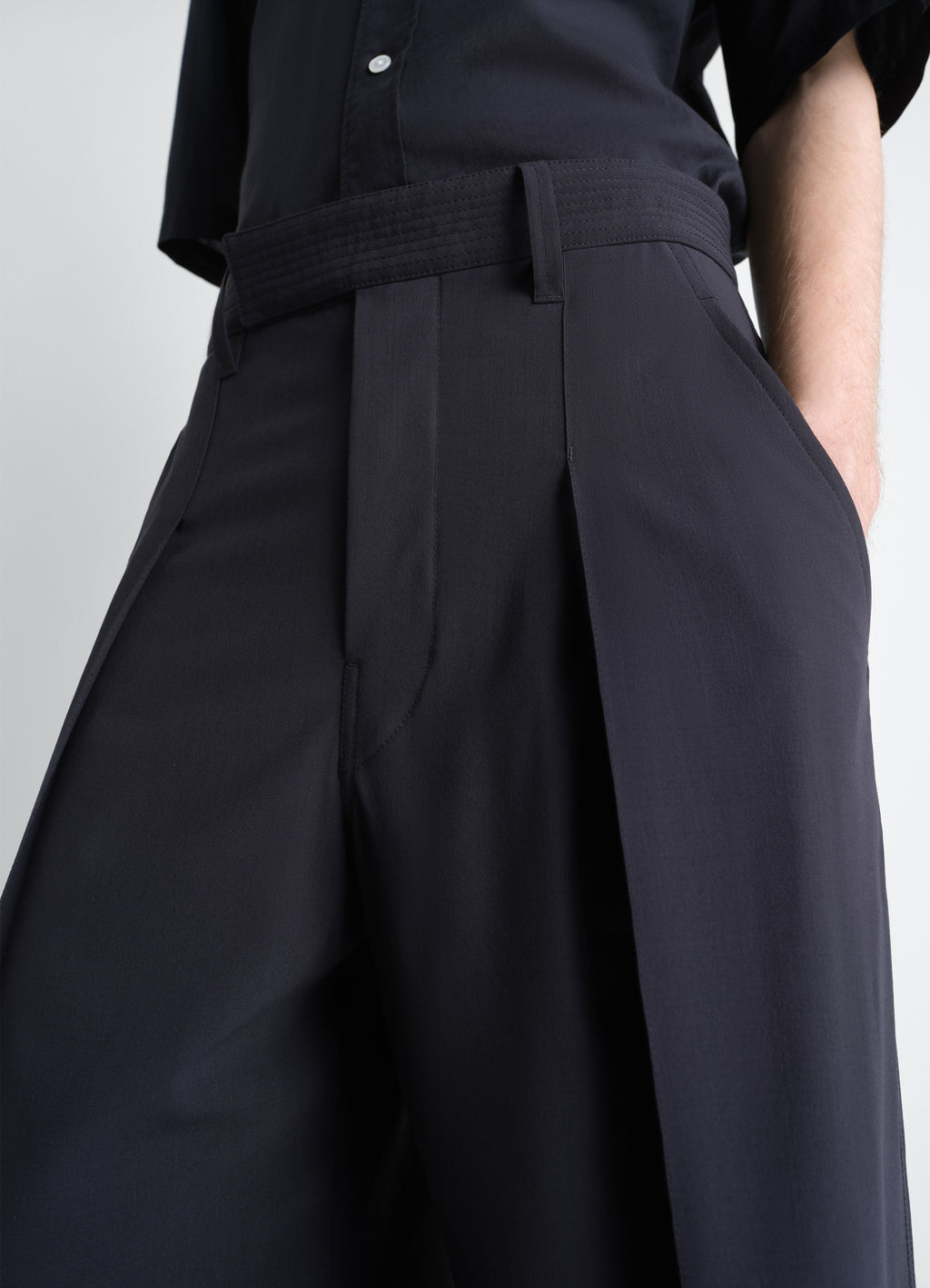 Single pleat pants in wool crepe