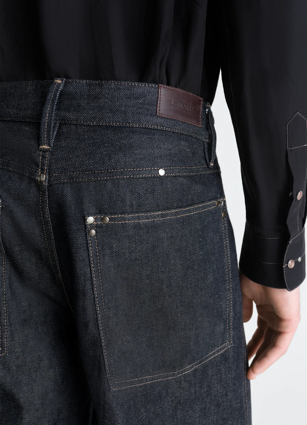 スタッズ付きワイドパンツ