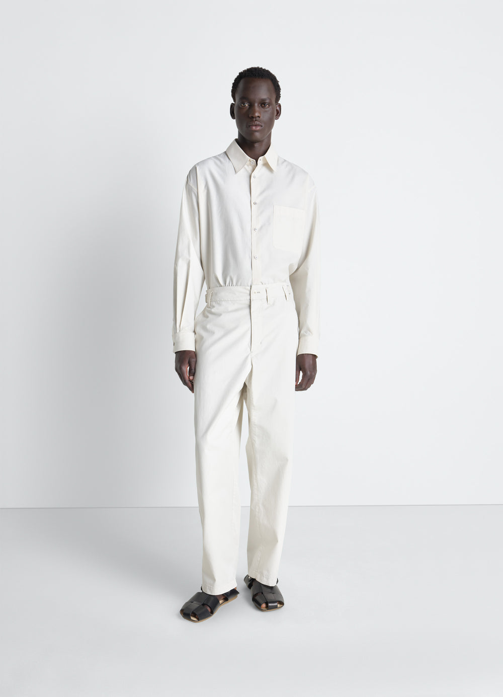 コットンツイルのテーパードワークウェアパンツ