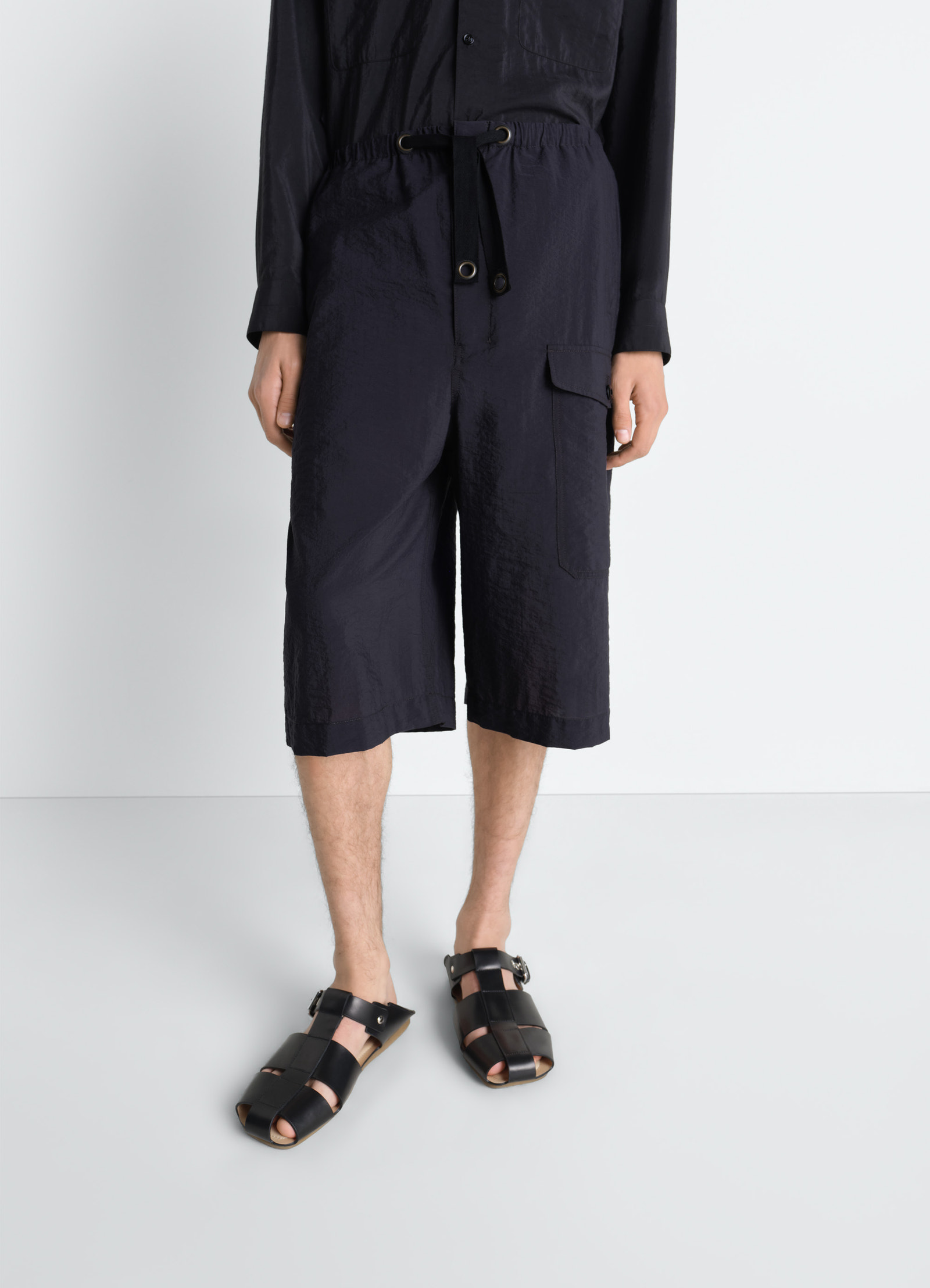 Cargo easy shorts in washed technical cotton, model shot, three-quarter view cropped relaxed fit