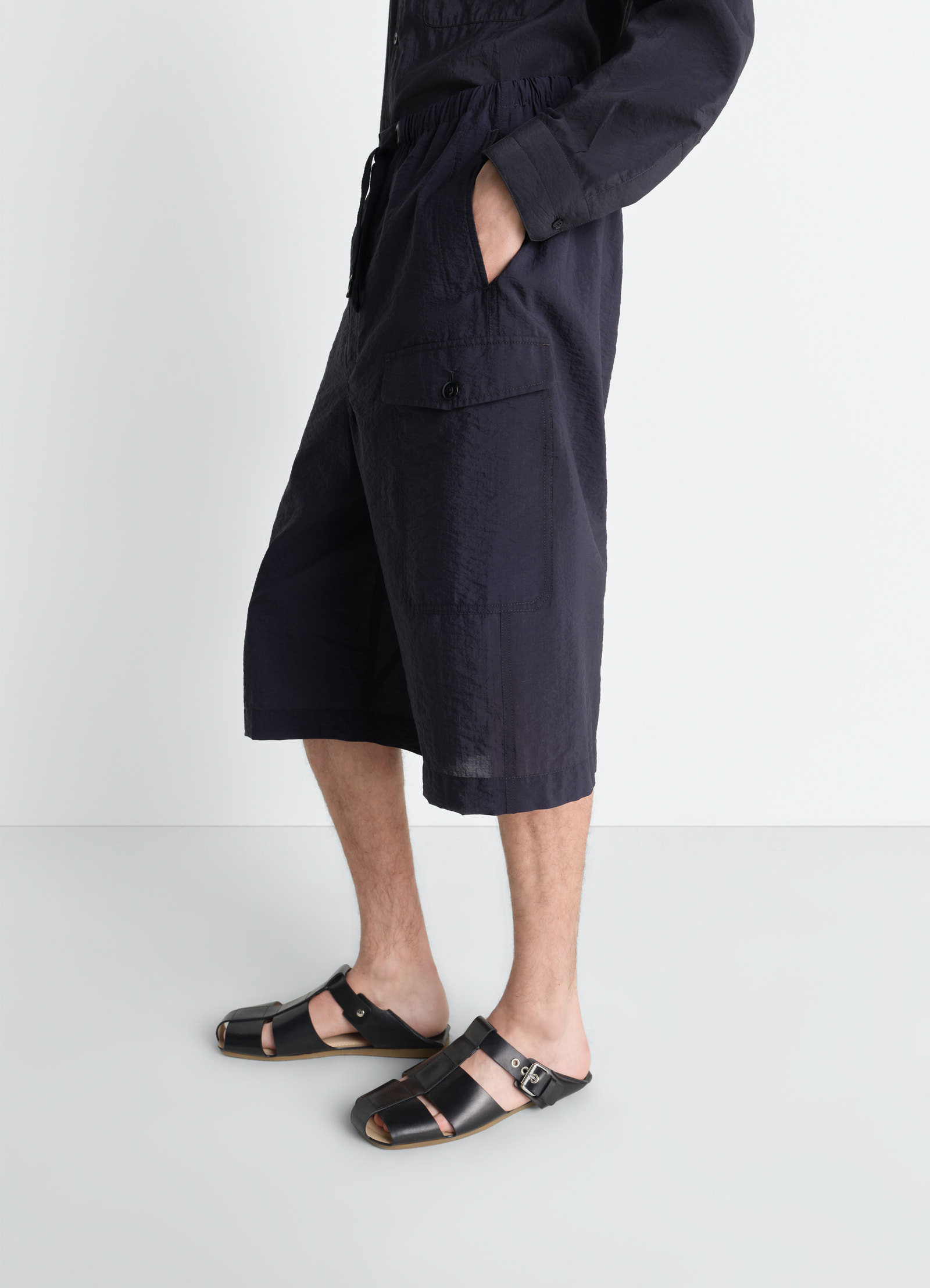 Cargo easy shorts in washed technical cotton, model shot, side view mid-length