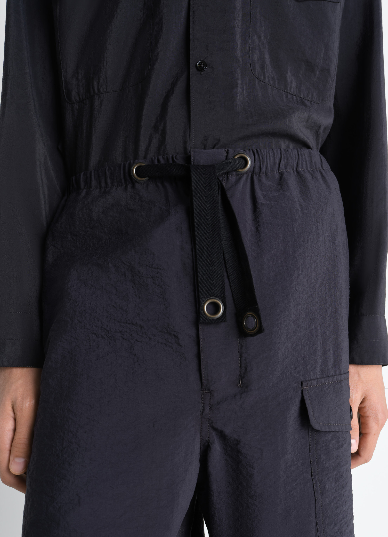 Cargo easy shorts in washed technical cotton, model shot, waist-up detail shot drawstring waist