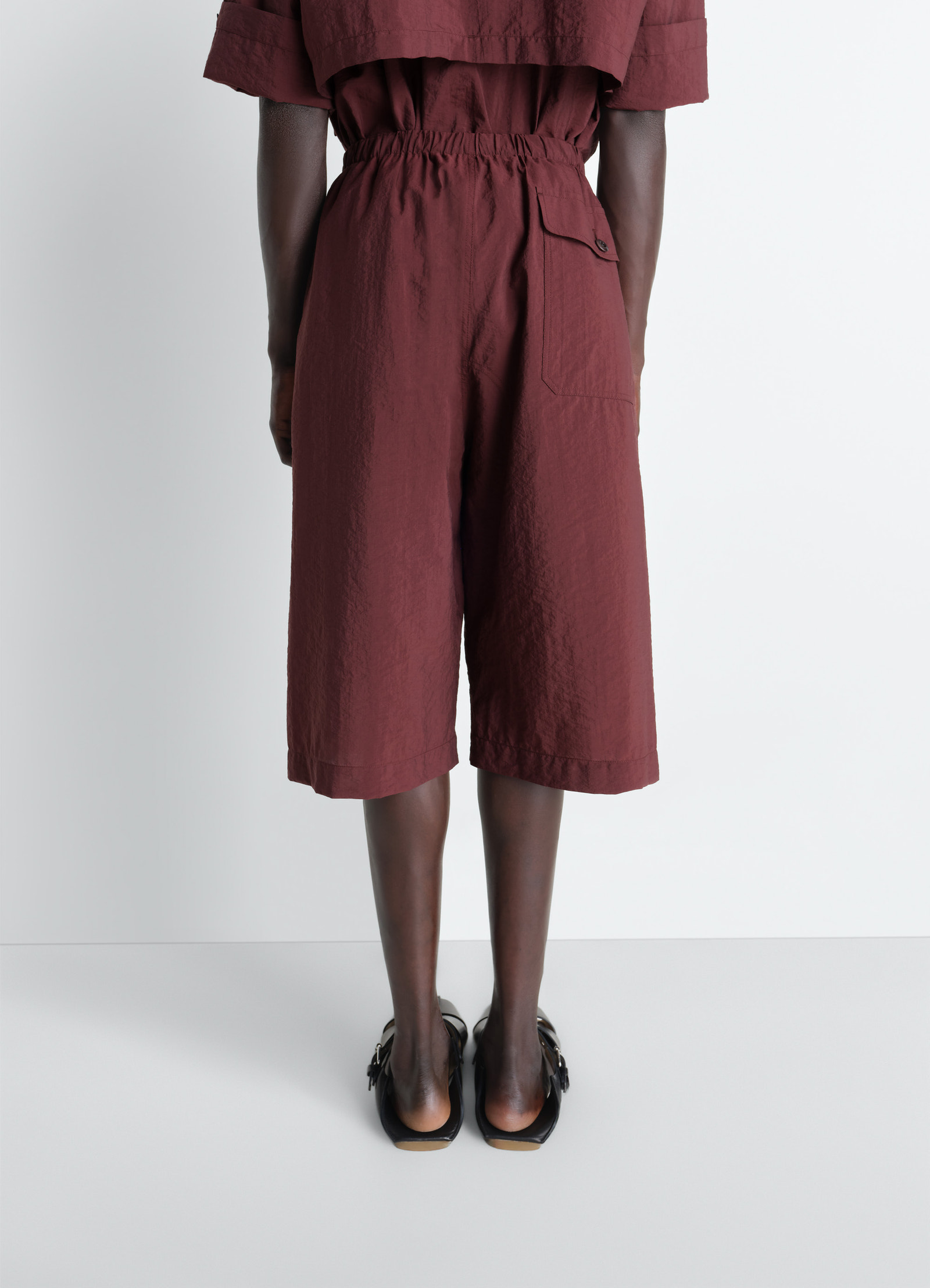 Cargo easy shorts in washed technical cotton, model shot, back full-length view knee-length elastic waistband