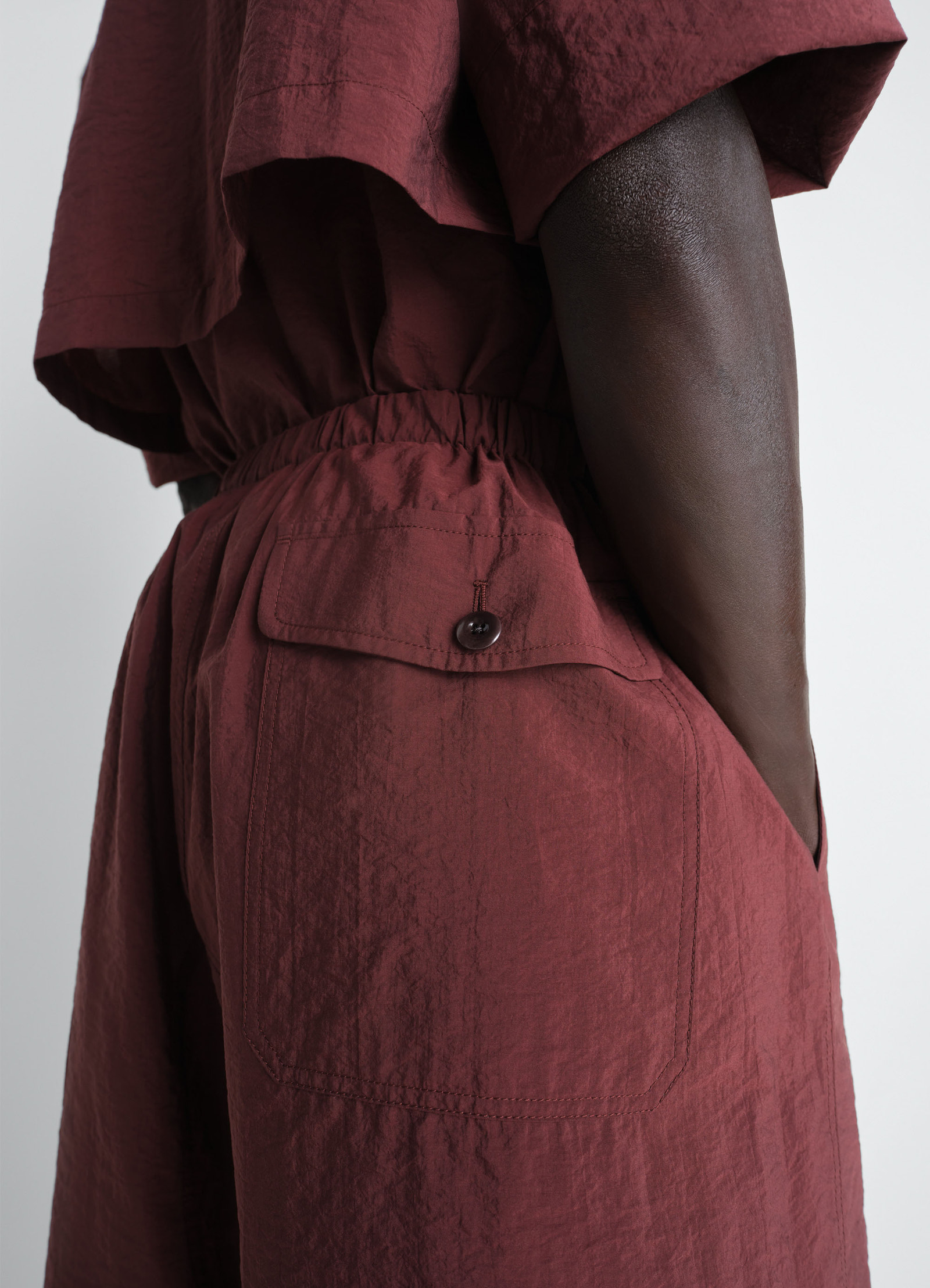 Cargo easy shorts in washed technical cotton, model shot, back detail view elastic waistband with pocket