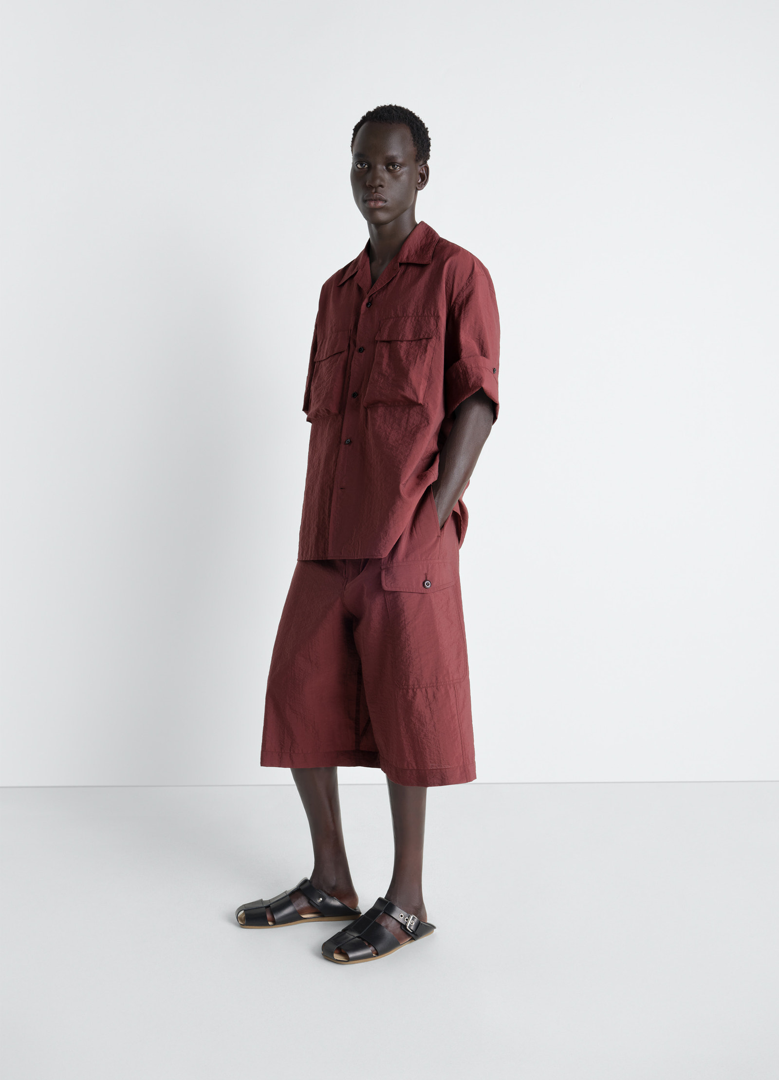 Cargo easy shorts in washed technical cotton, model shot, front view relaxed silhouette