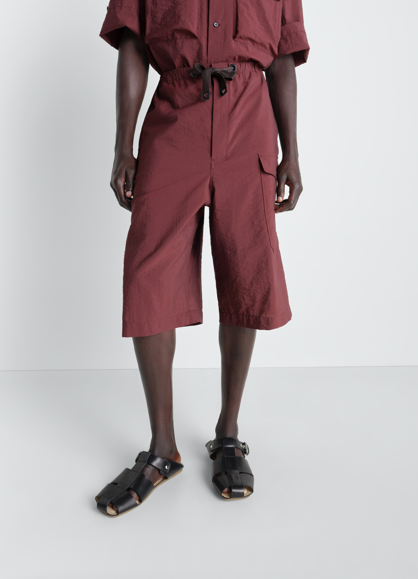 Cargo easy shorts in washed technical cotton, model shot, side profile view knee-length wide leg