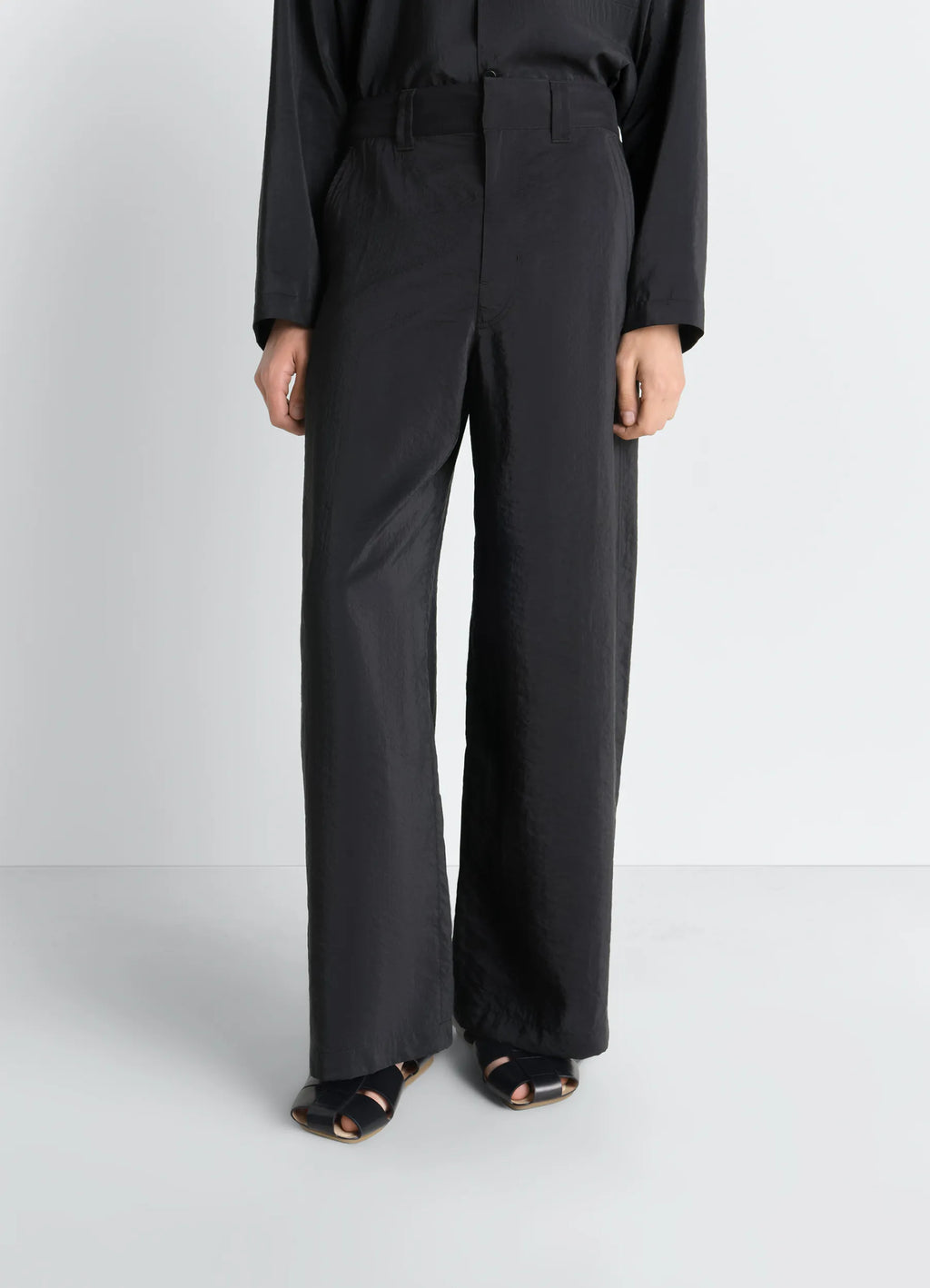 드라이 실크 소재의 스트레이트 테일러드 팬츠