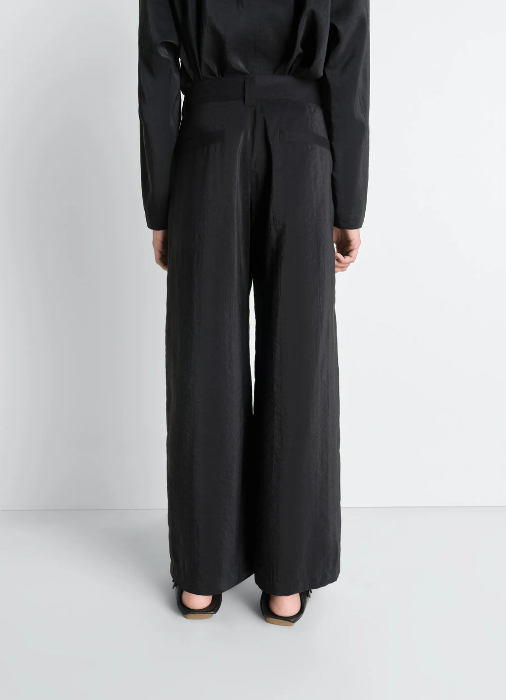 드라이 실크 소재의 스트레이트 테일러드 팬츠