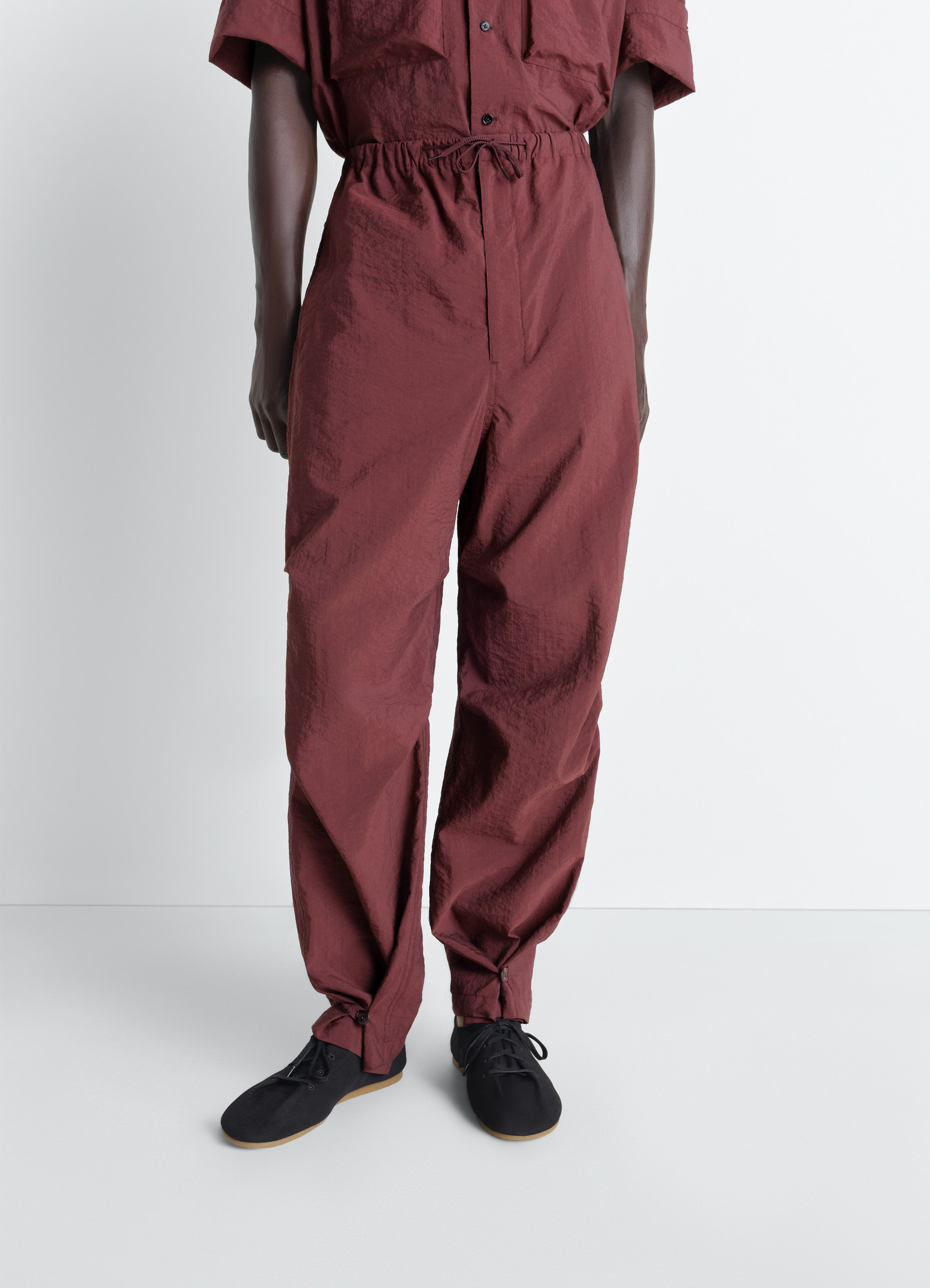 Parachute pants in washed technical cotton
