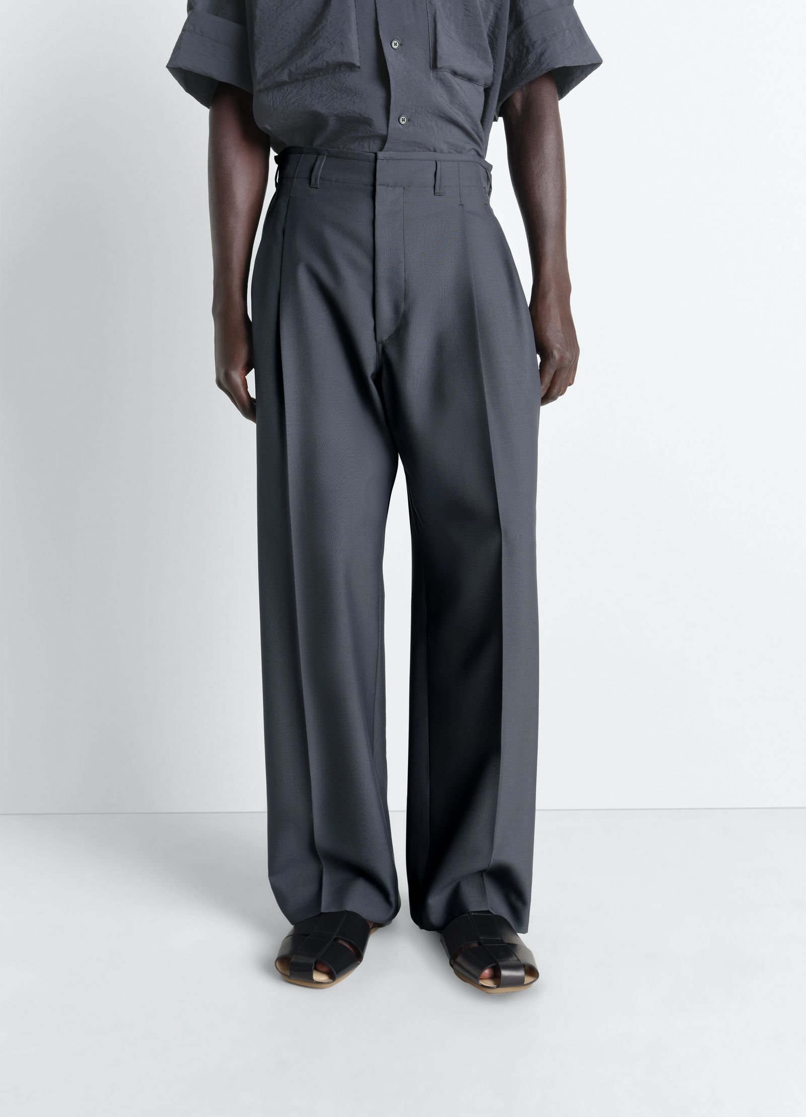 PLEATED TAILORED PANTS IN POLYWOOL - Carbon - Tropical Polywool PLEATED TAILORED PANTS IN POLYWOOL - Carbon - Tropical Polywool