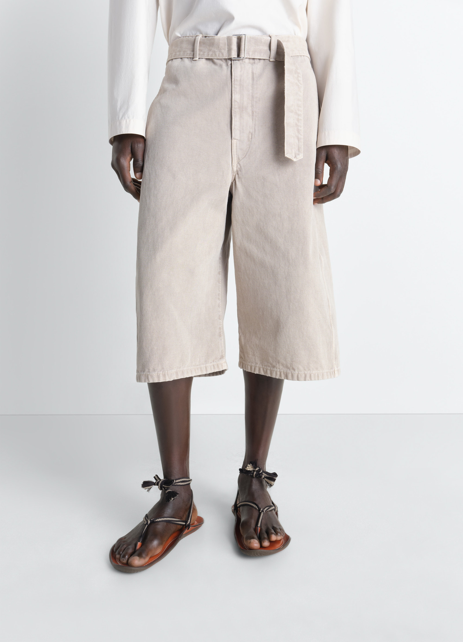 Denim short in heavy broken twill in snow, model shot, front view wide-cut bermuda