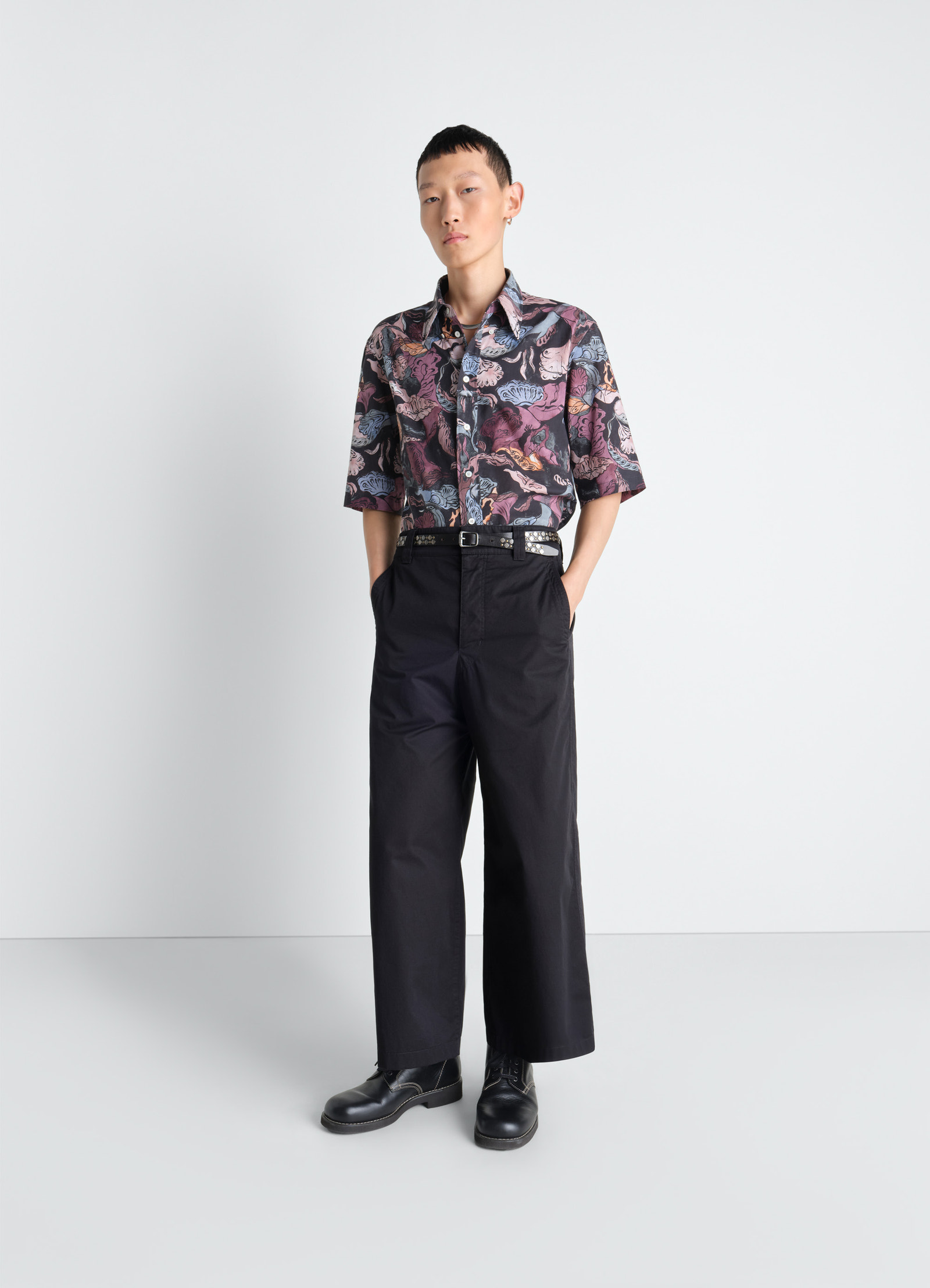 Lemaire straight fit pants in light cotton twill, model shot, front view high-waisted straight cut