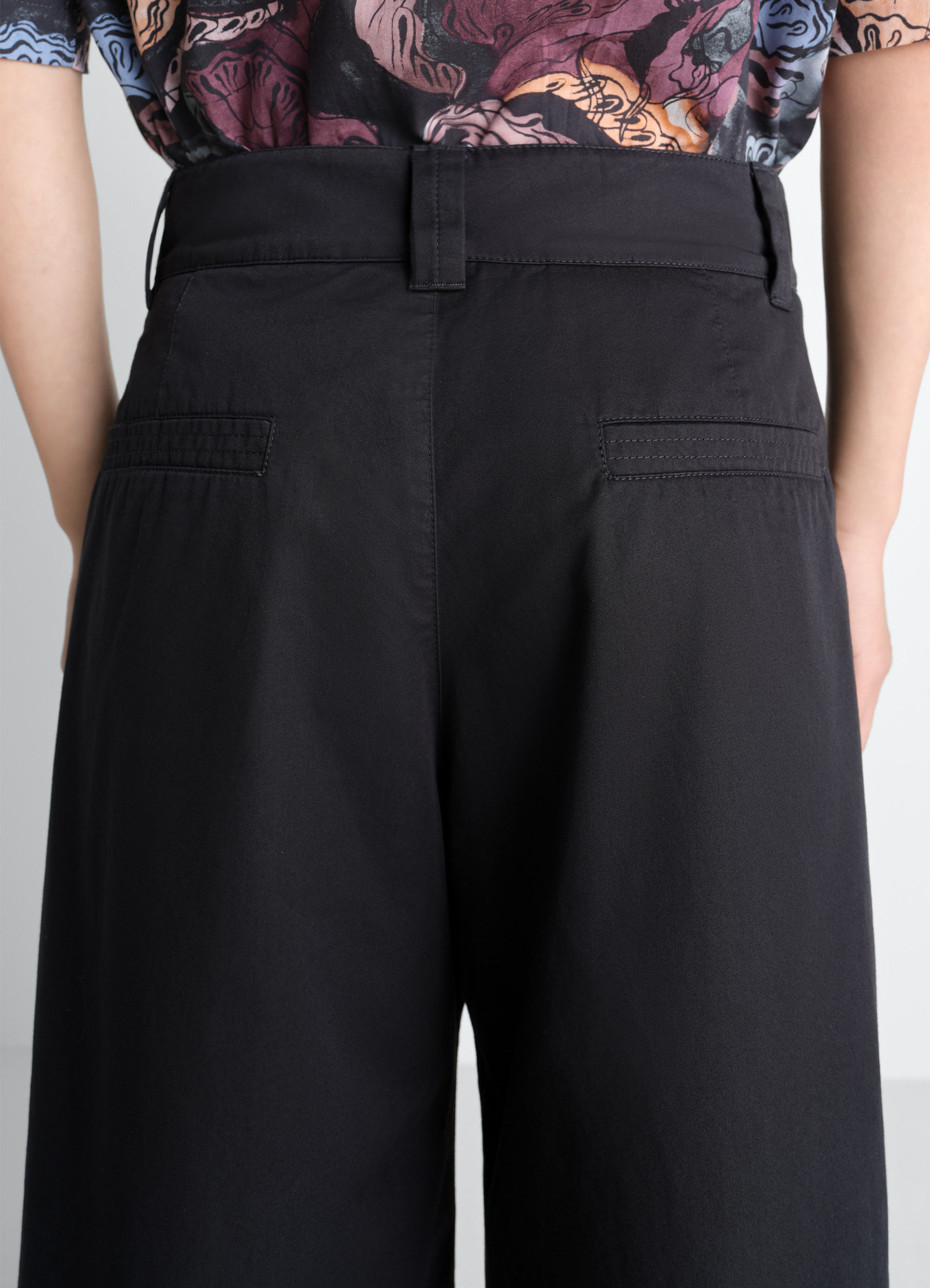 Lemaire straight fit pants in light cotton twill, model shot, back mid view tailored back pockets