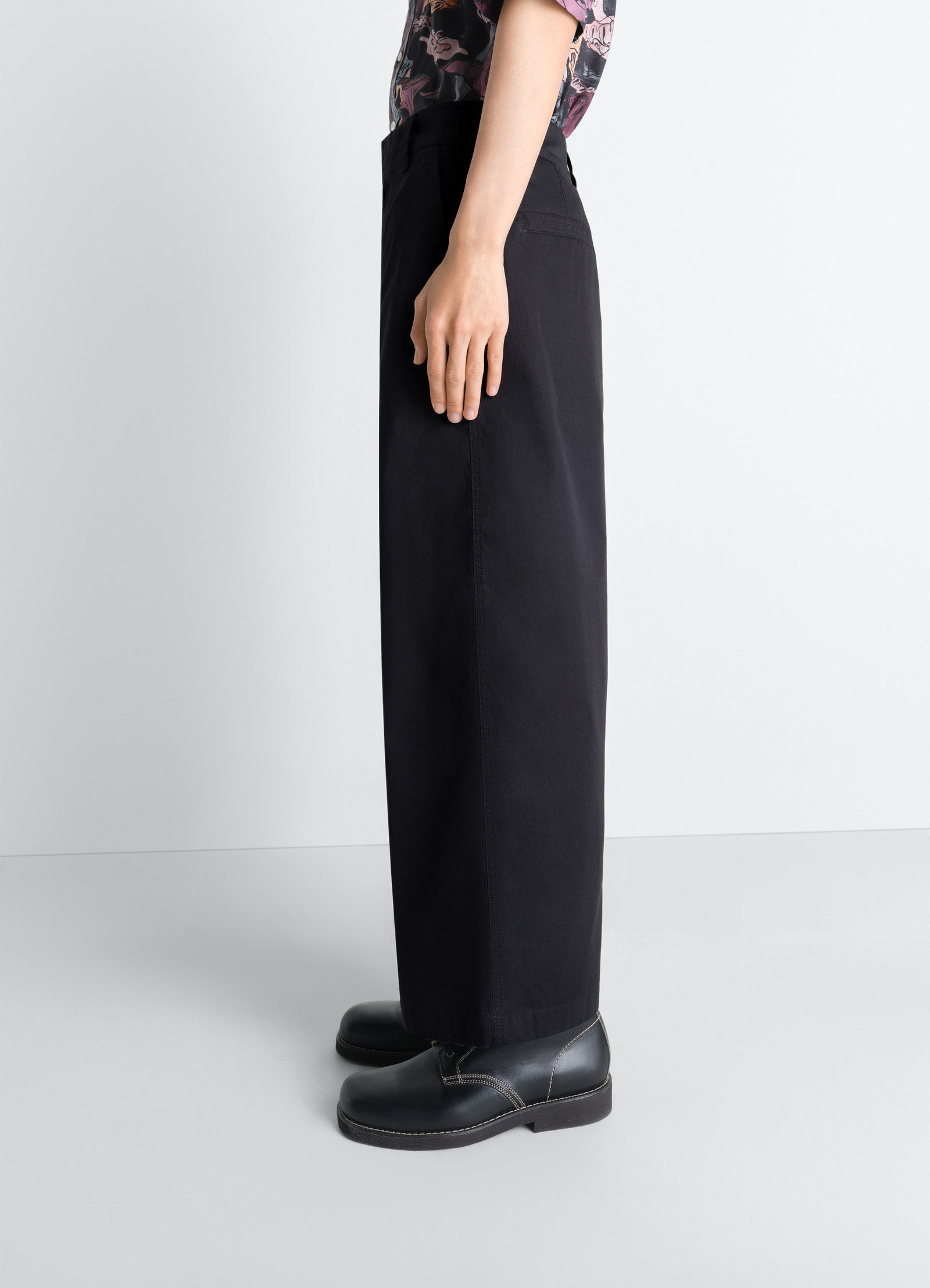 Lemaire straight fit pants in light cotton twill, model shot, side view high-waisted side profile