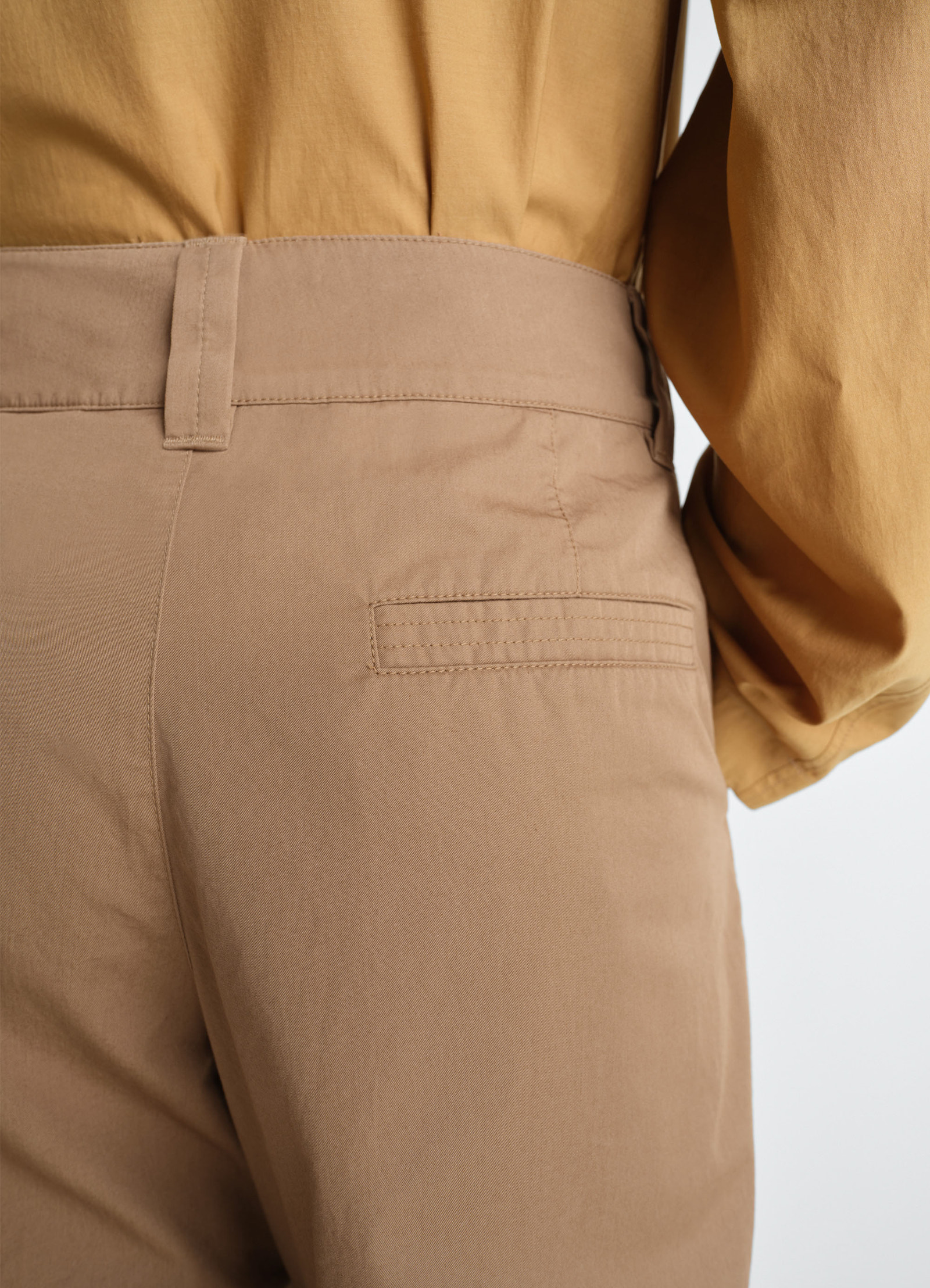 Gerade geschnittene hose aus leichtem baumwolltwill