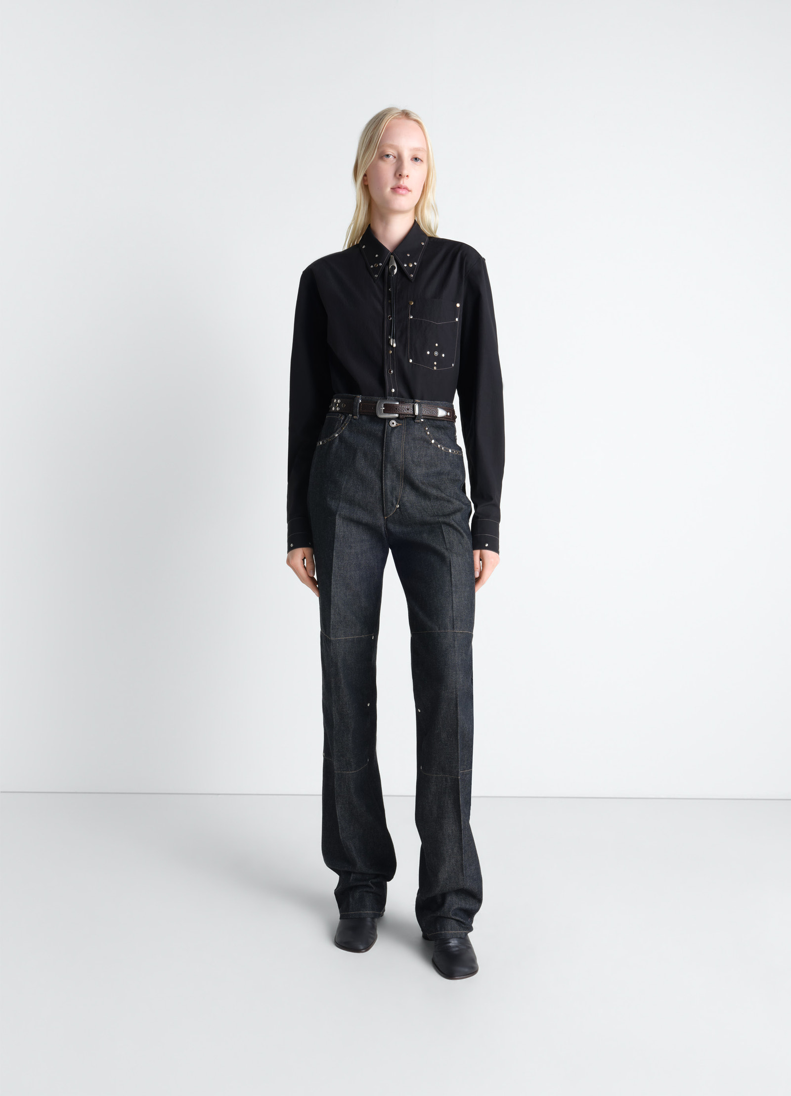 High waisted straight pants with st in slate denim, model shot, front view high waisted, rivets