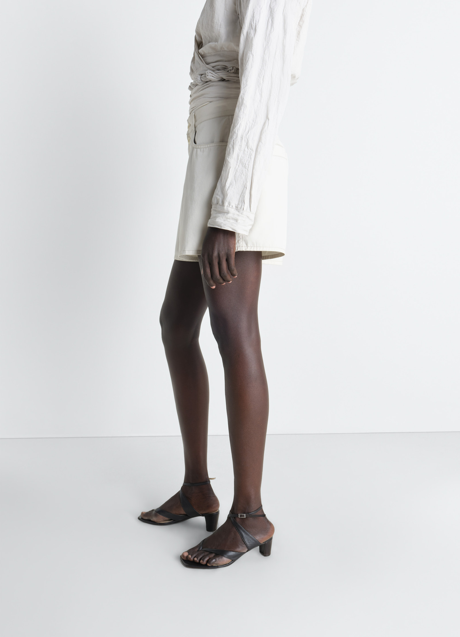 Shorts in cotton twill in rinse-washed cotton twill, model shot, profile side view straight hem minimal pockets
