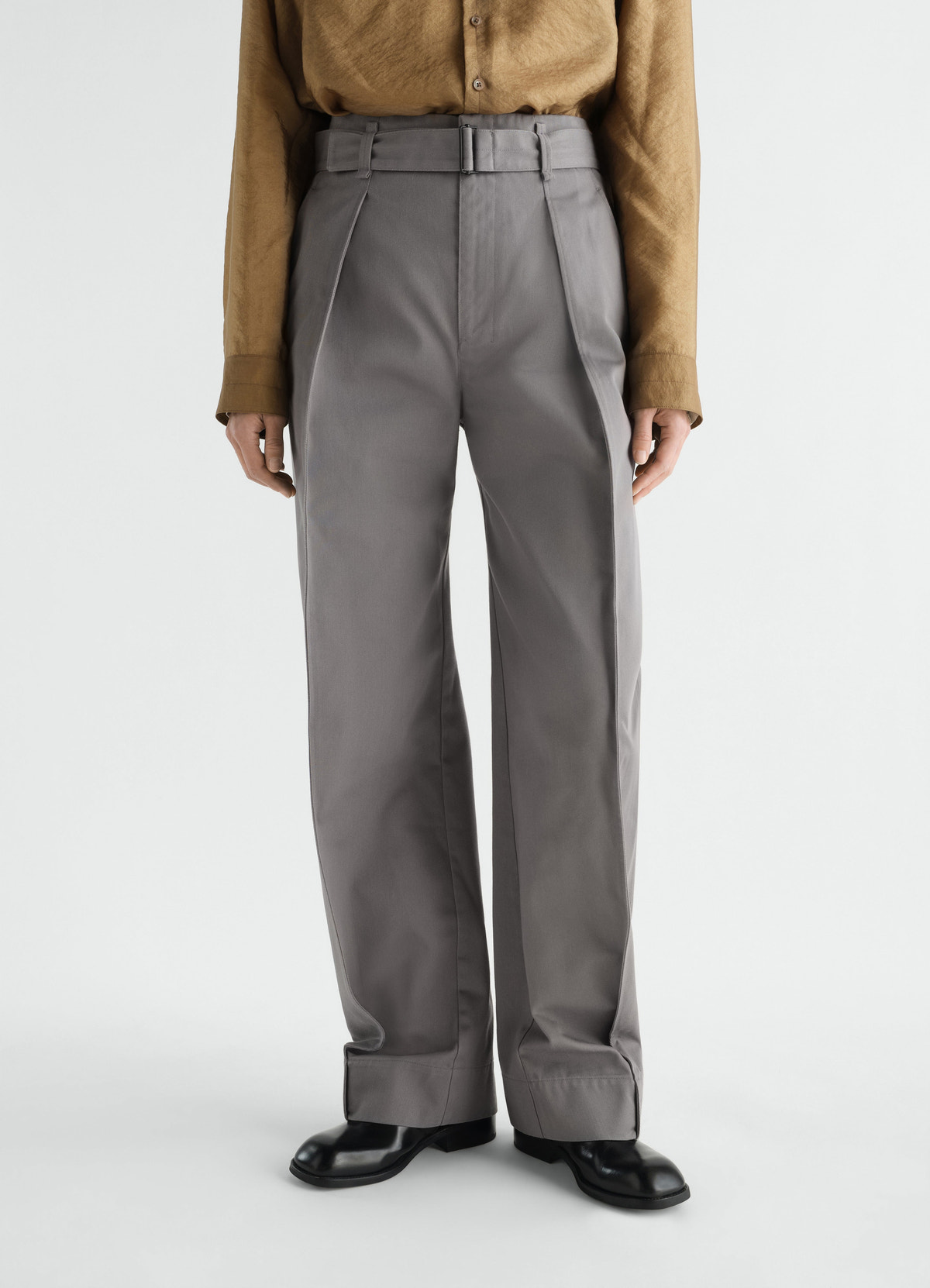 Hose mit abgerundetem schnitt aus poly-baumwoll-twill, in grau, von einem model getragen, vorderansicht, gürtel sichtbar