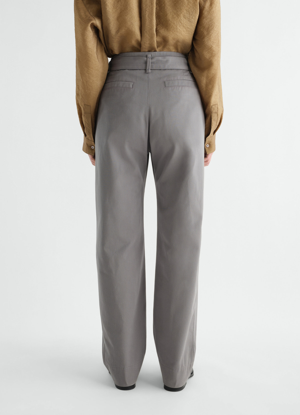 Hose mit abgerundetem schnitt aus poly-baumwoll-twill, in grau, von einem model getragen, rückansicht
