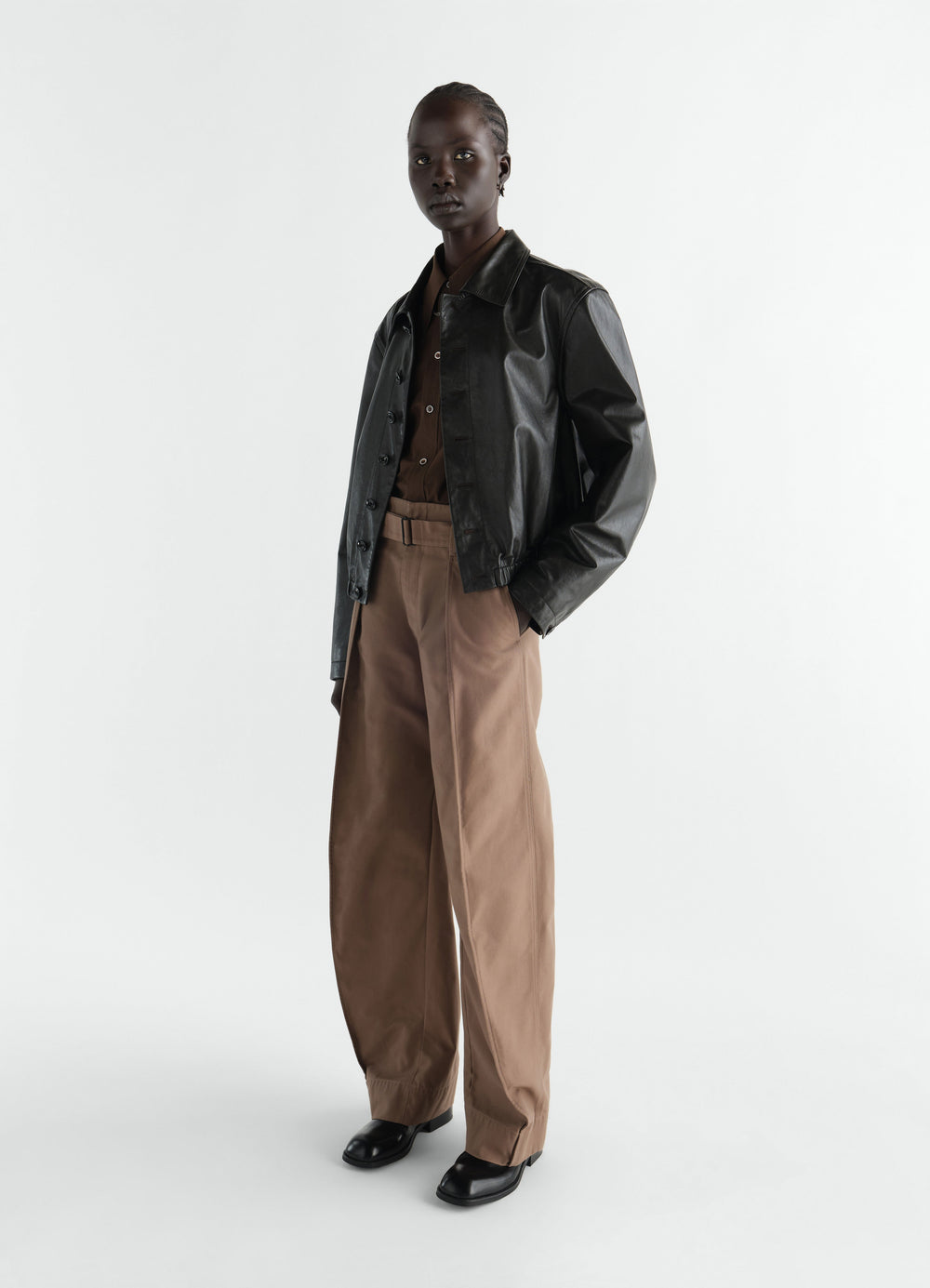 ポリコットンツイルのラウンドパンツ、ブラウン、モデル着用、正面