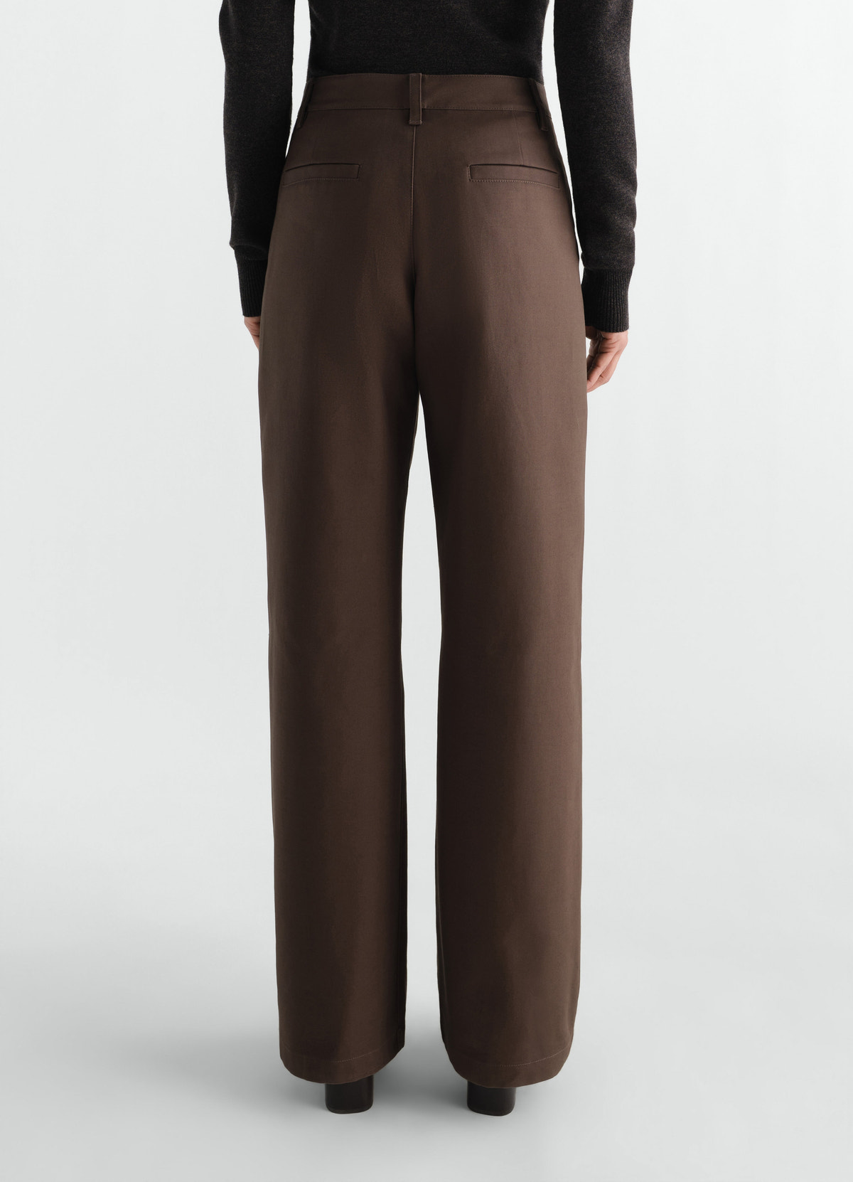 Straight brown heavy cotton twill pants lemaire worn by model back view with welt pockets and belt loops