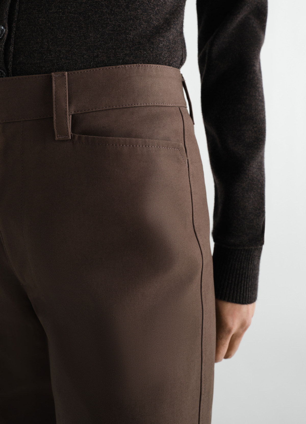 Straight brown cotton twill pants with front pocket worn by a model lemaire close-up side view